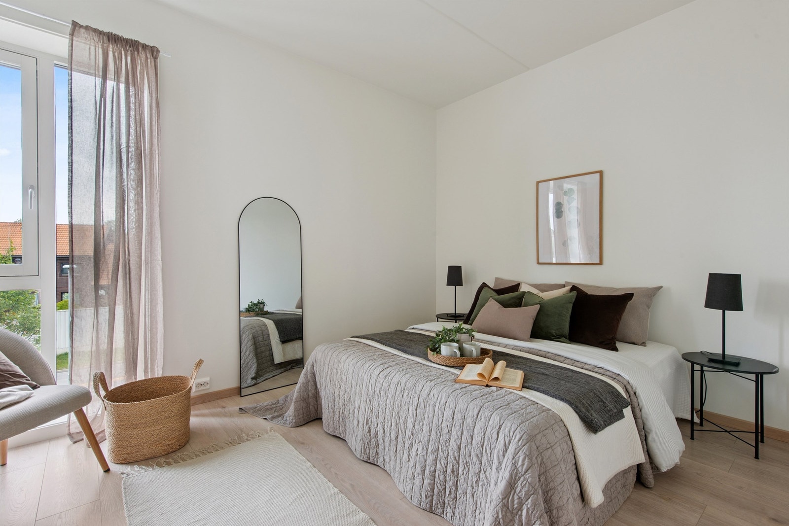 Et lunt og behagelig rom med parkett på gulvet og malte veggflater. Galleribilde