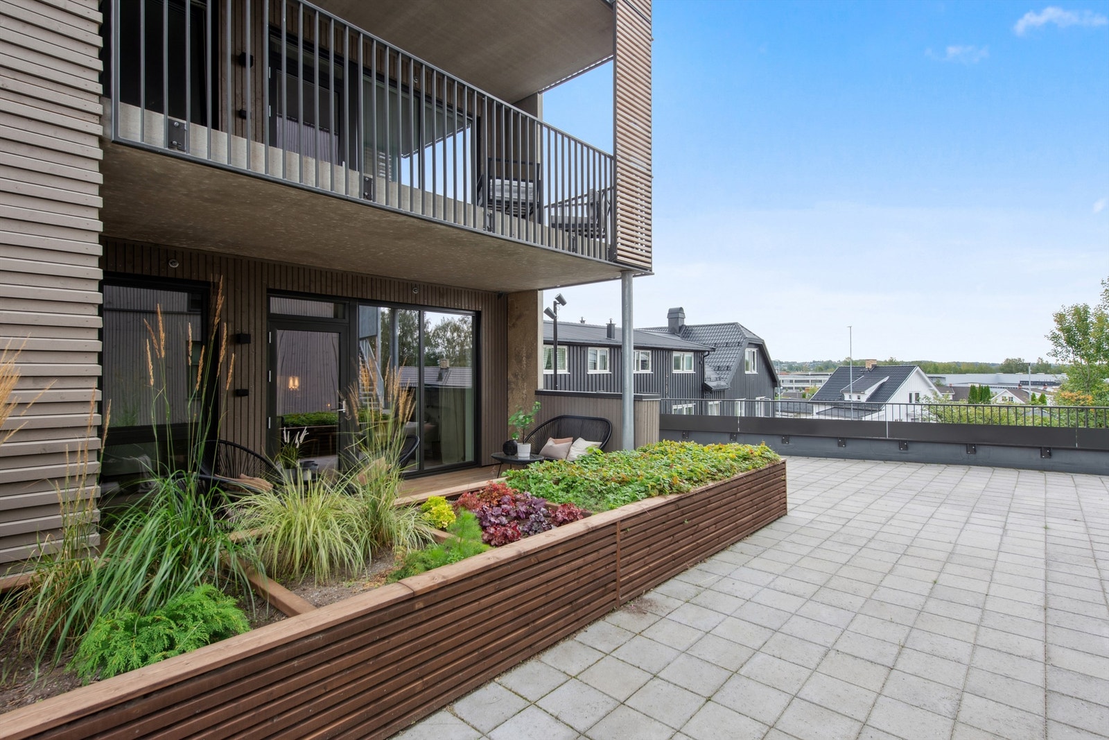 Leiligheten vender ut mot sameiets fellesarealer. Galleribilde