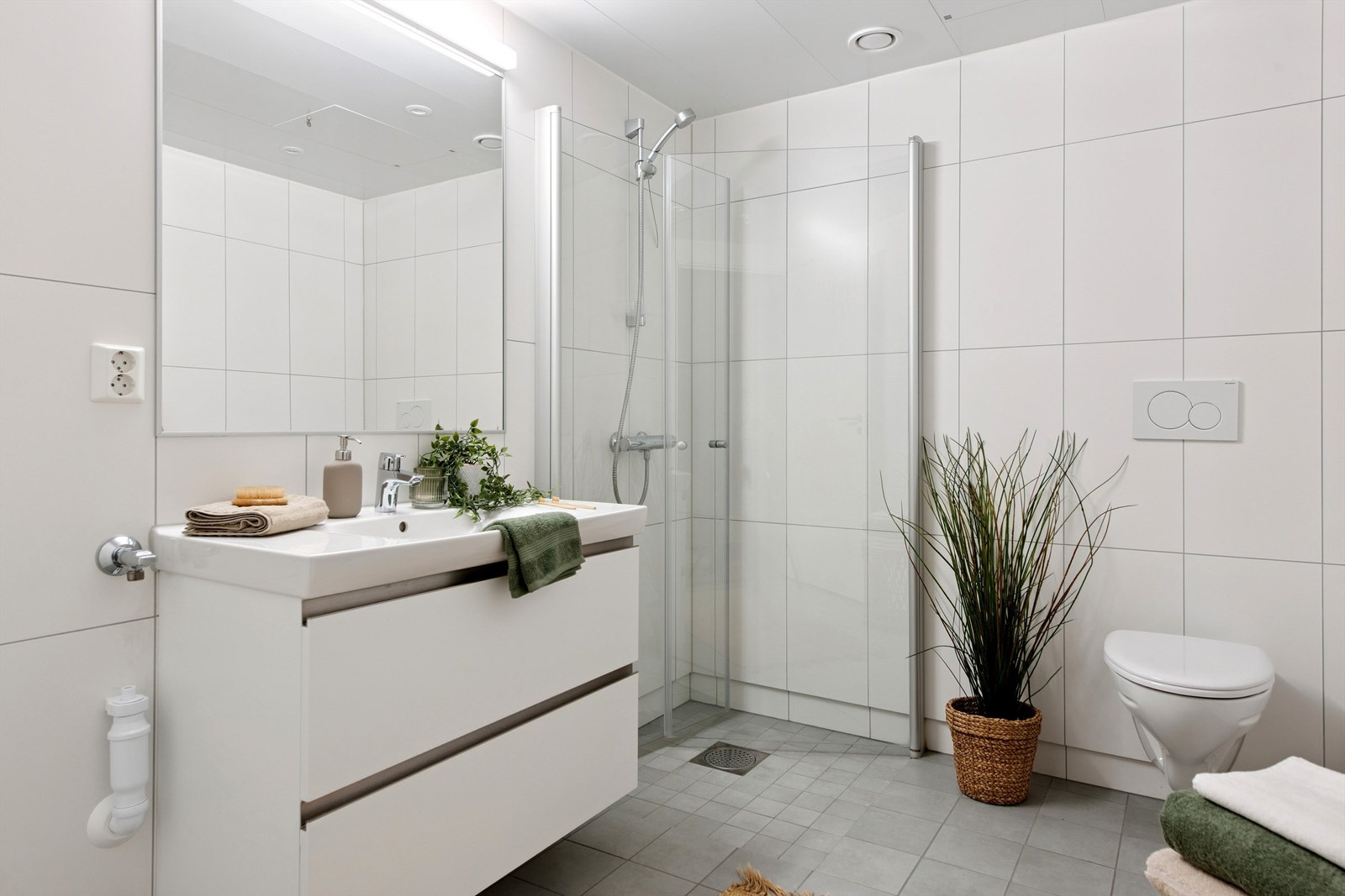 Flislagt bad med vannbåren gulvvarme og praktisk dusjhjørne. Galleribilde