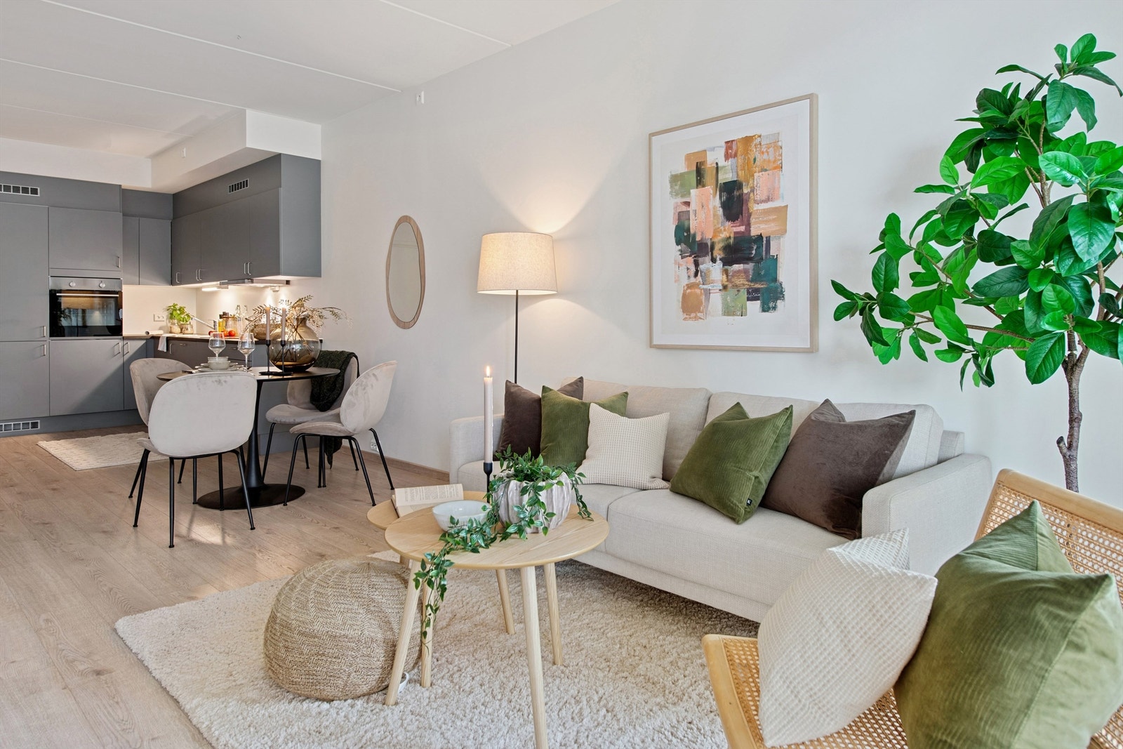 Et sosialt allrom med fleksible møbleringsmuligheter for en moderne livsstil. Galleribilde