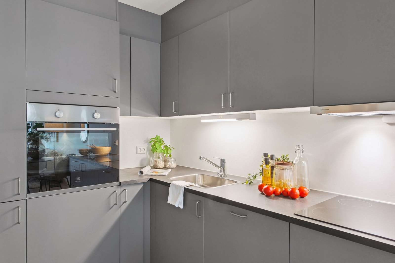 God arbeidsbelysning og rikelig med benkeplass for matlaging. Galleribilde