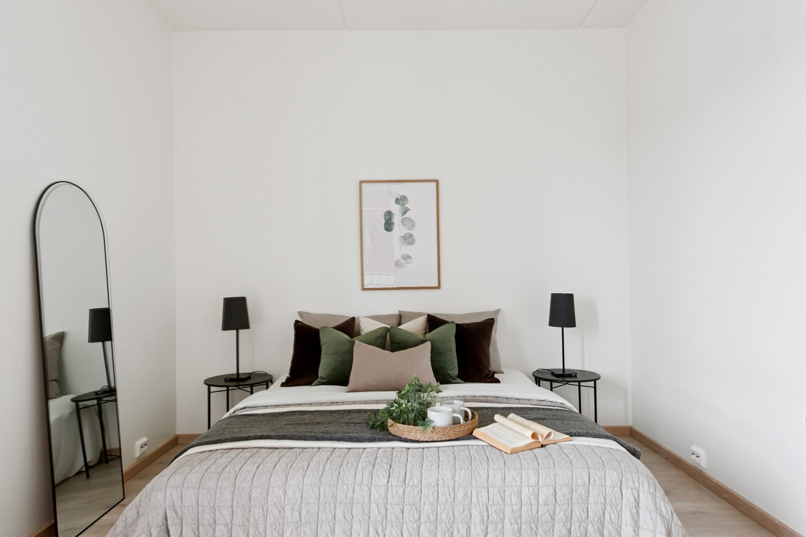 Leilighetens hovedsoverom har god plass til dobbeltseng og nattbord. Galleribilde