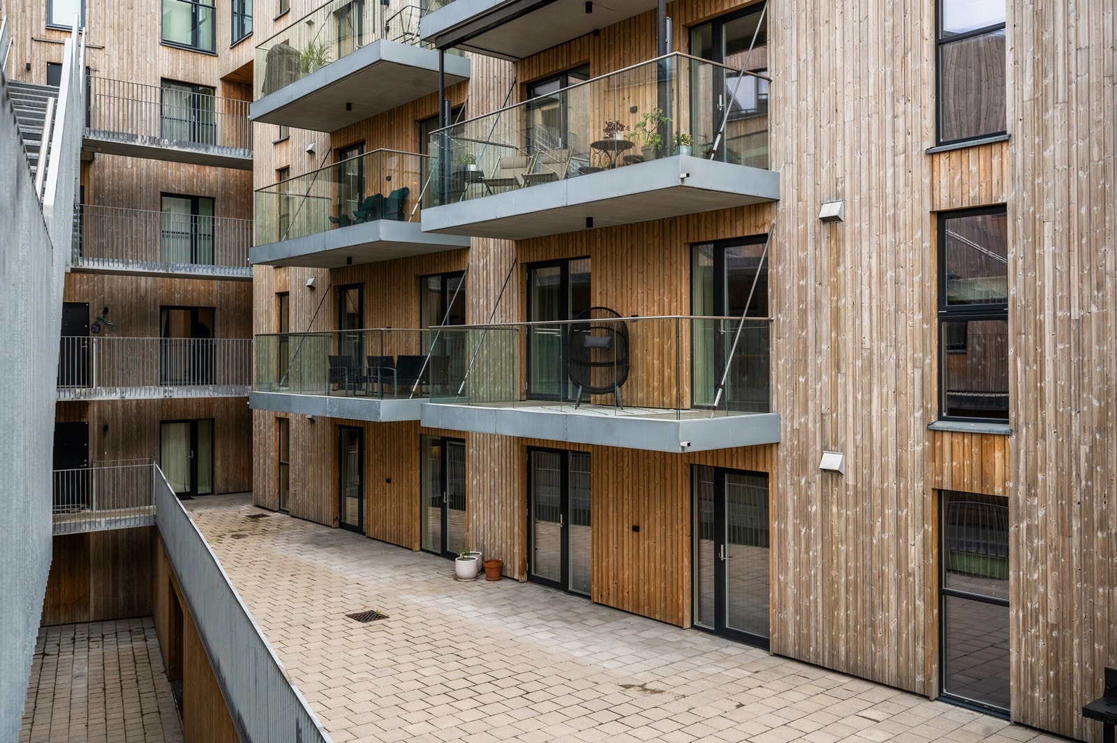 Fra stue/kjøkken er det utgang til uteplass på fellesarealet Galleribilde