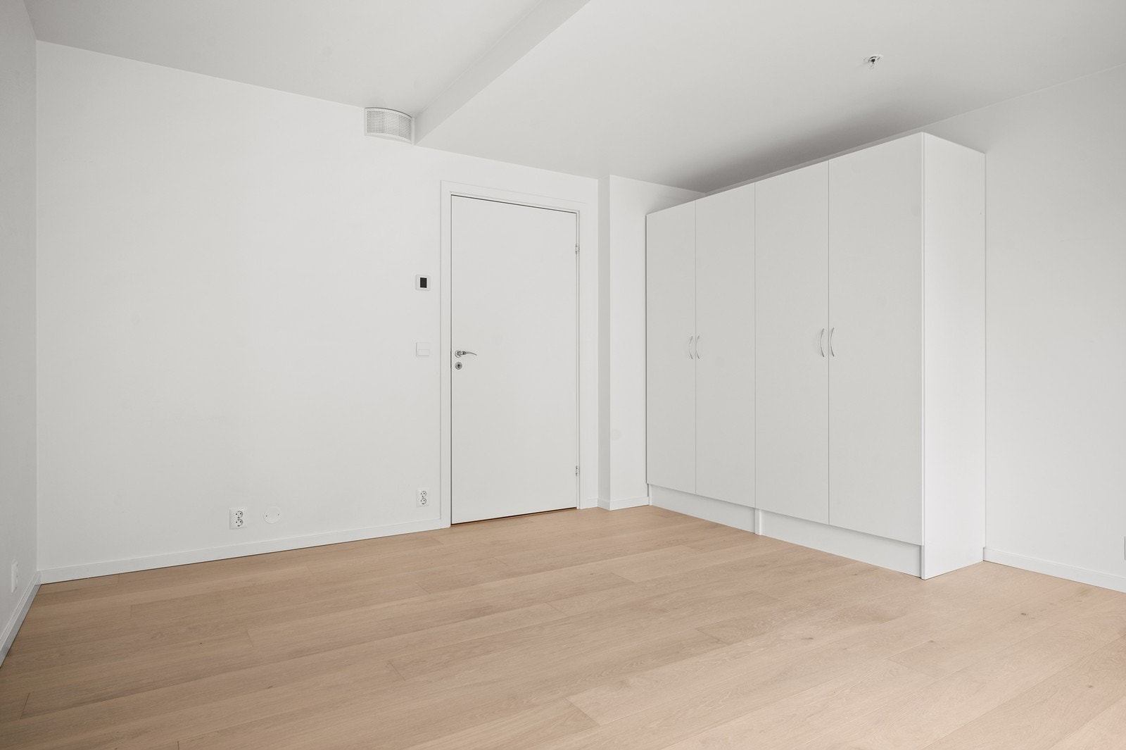 Soverom 2, også med garderobeskap Galleribilde