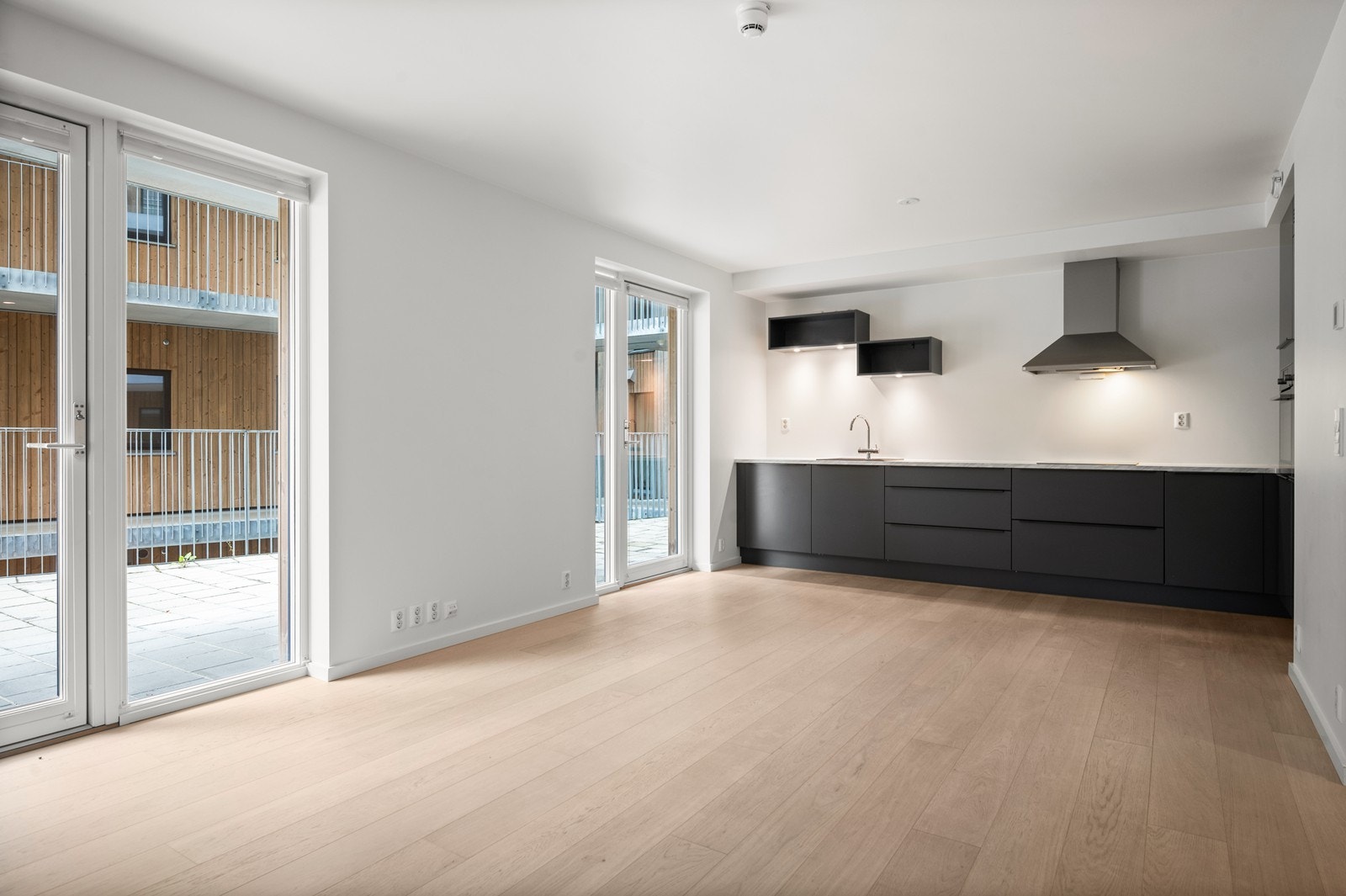 Sorte detaljer i kontrast med leilighetens ellers lyse overflater Galleribilde