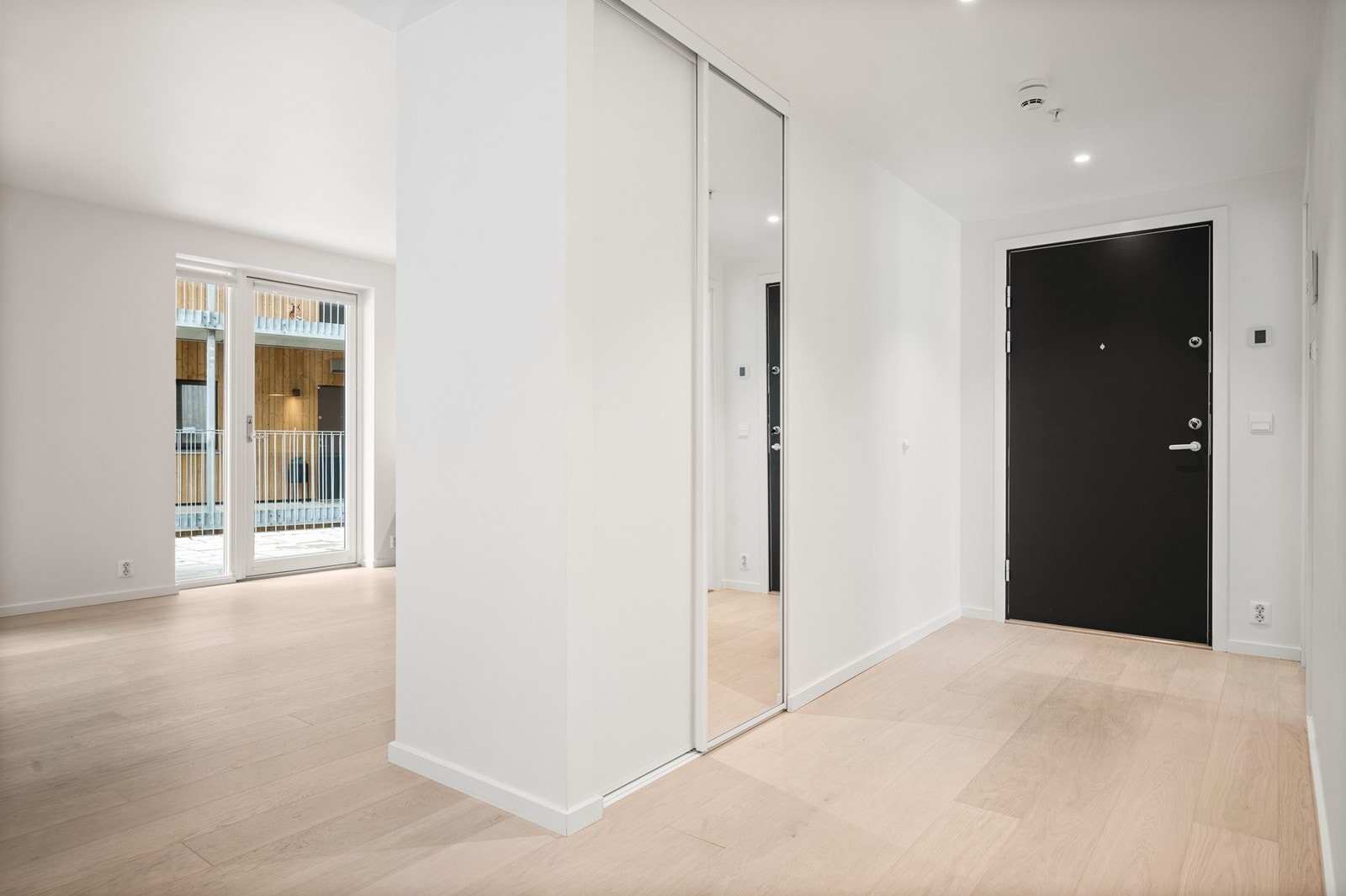 Skyvedørs garderobe i gangen Galleribilde