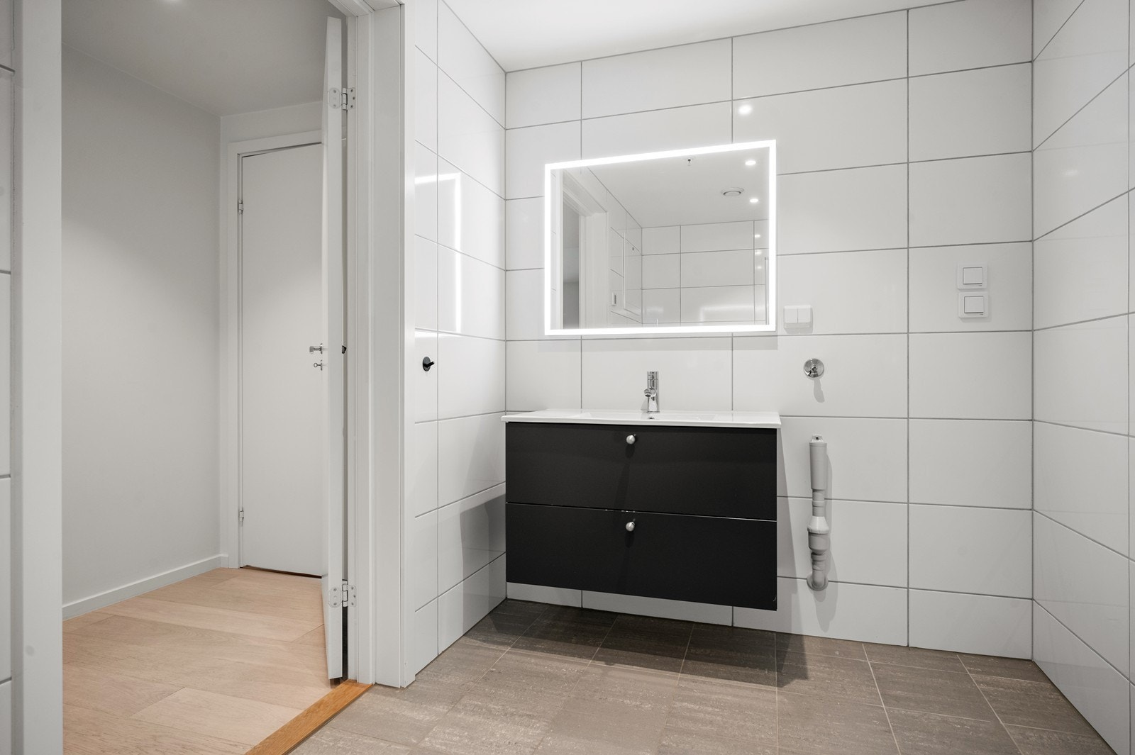 Bad med opplegg for vaskemaskin Galleribilde