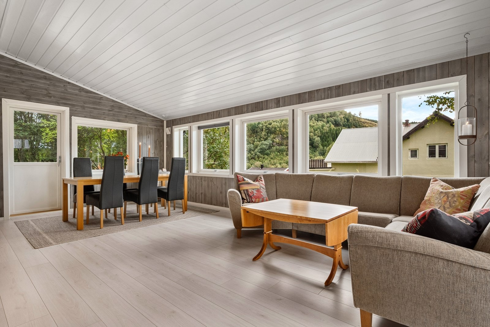 Tilbygget vinterhage som blir en forlengelse av hovedstua. Kan brukes hele året. Store vindusflater som gir godt med lysinnslipp. Galleribilde