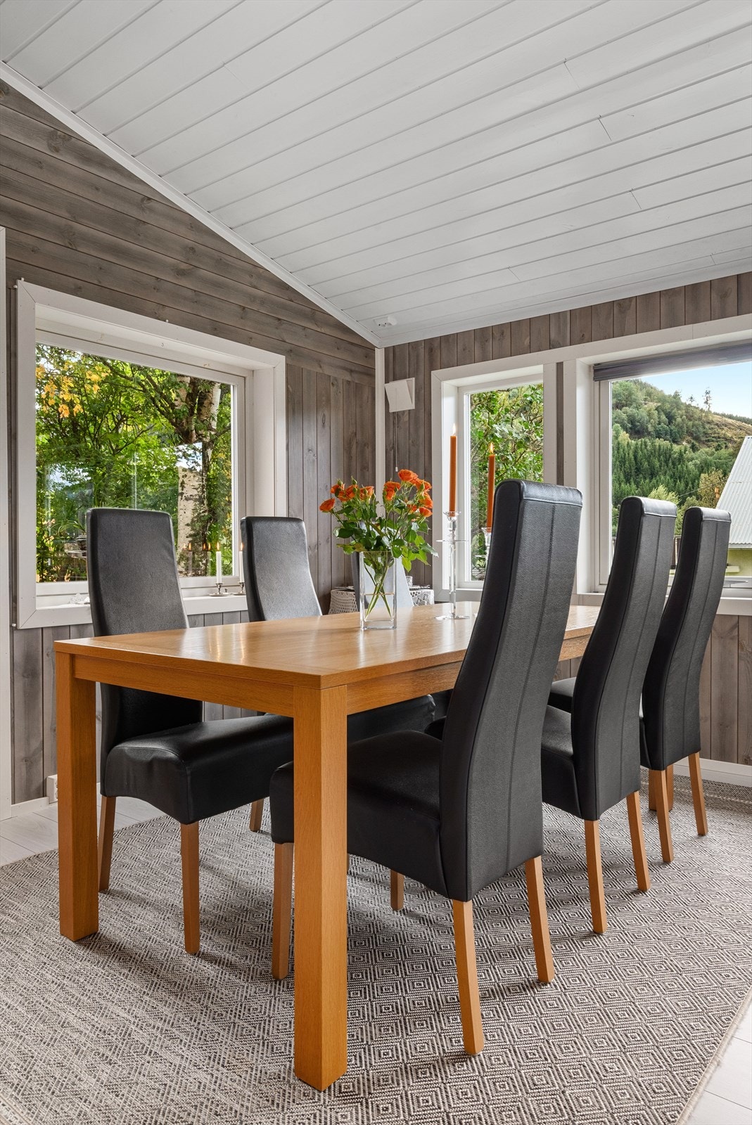 I vinterhagen er det så romslig at det er plass til både stor sofagruppe og spisestue. Galleribilde