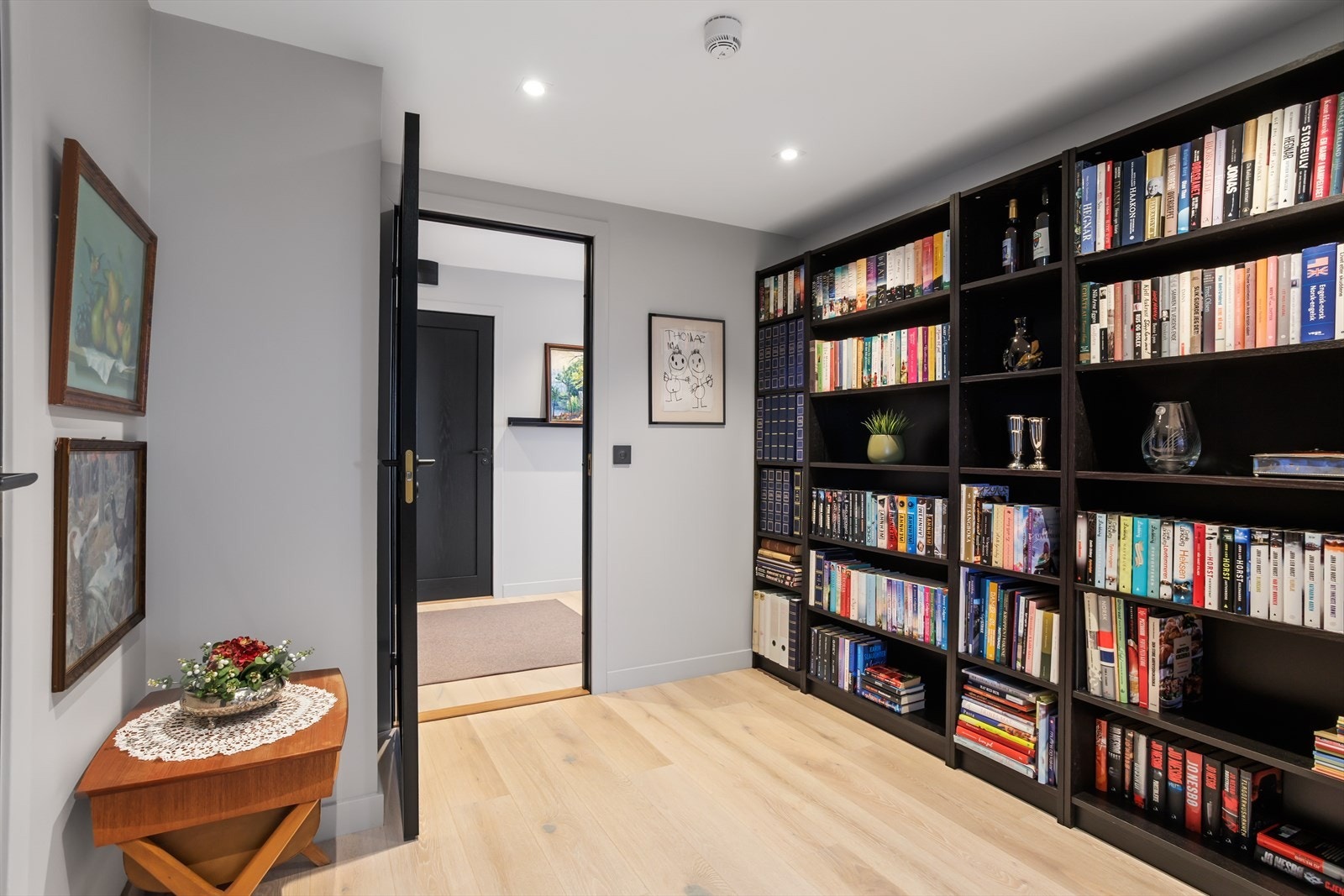 Fordelergangen med adkomst til teknisk rom/vaskerom og 2 av soverommene er per i dag innredet som bibliotek. Galleribilde