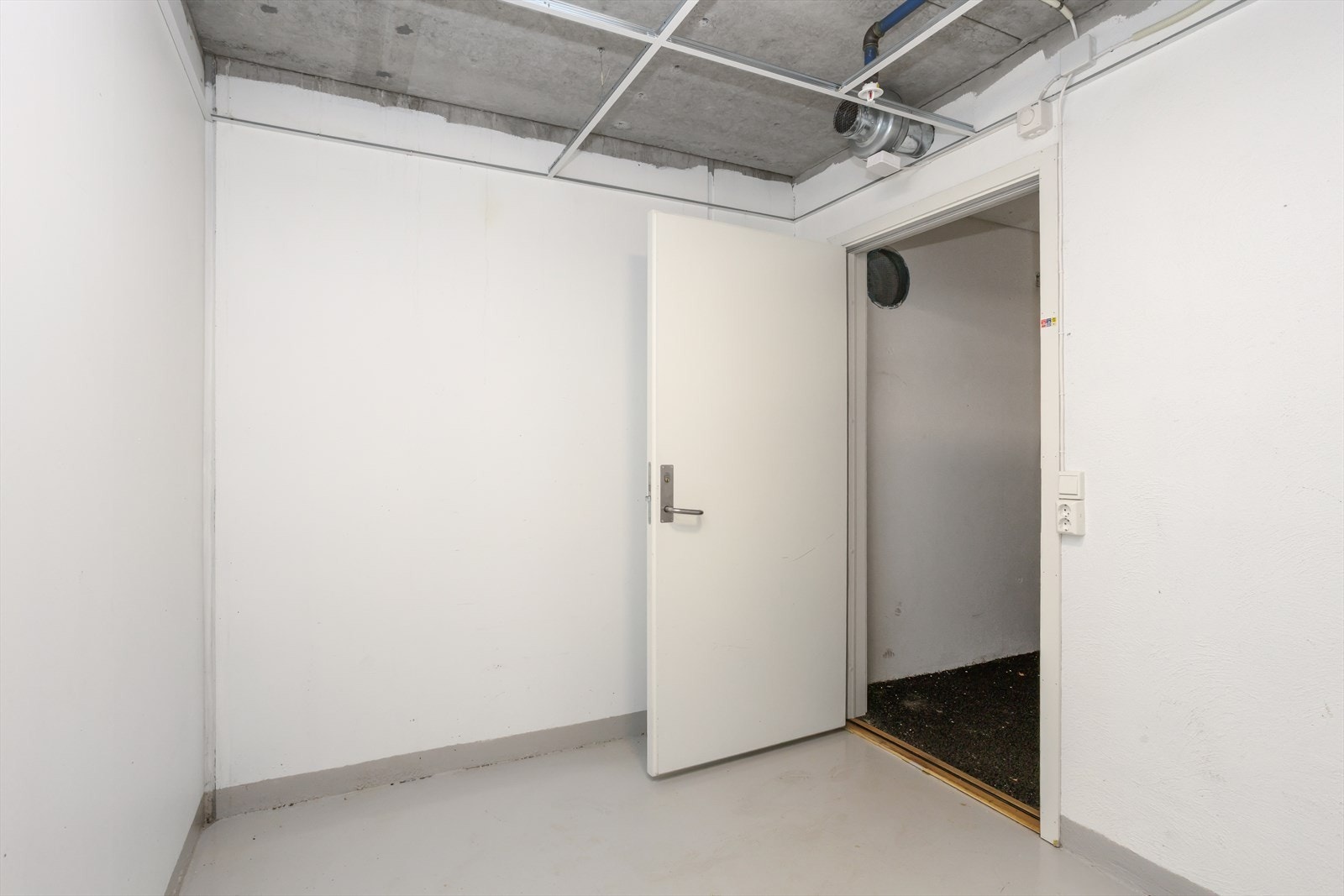 Leiligheten disponerer en romslig bod på ca. 7 m², praktisk plassert i garasjekjelleren - rett bak en av leilighetens parkeringsplasser. Galleribilde