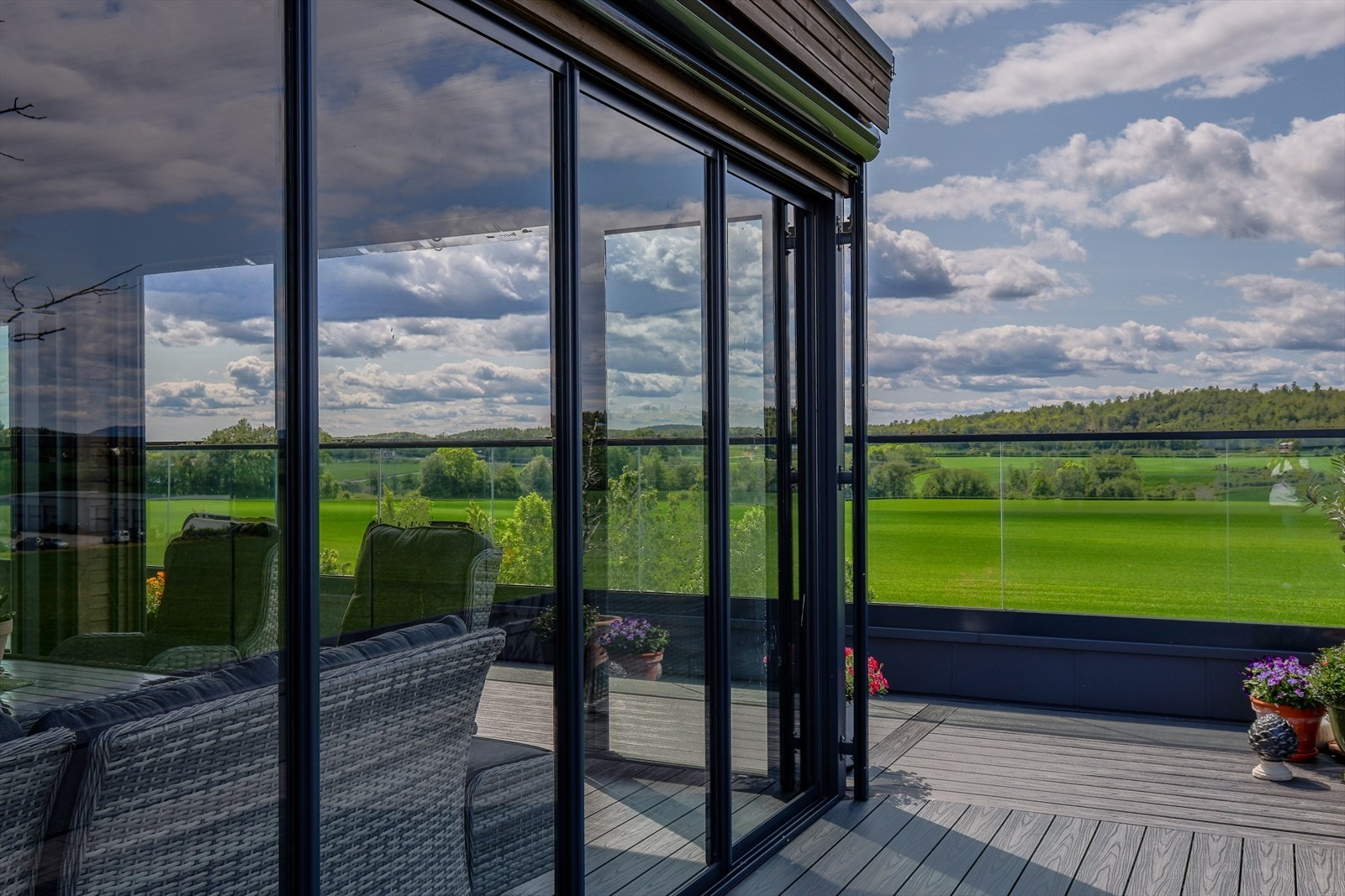 Boligen har flere uteplasser med optimale solforhold og imponerende utsikt - perfekt for å nyte lange, varme sommerdager. Galleribilde