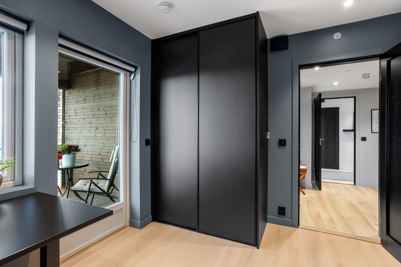 Dette soverommet har utgang til en overbygget balkong. Galleribilde