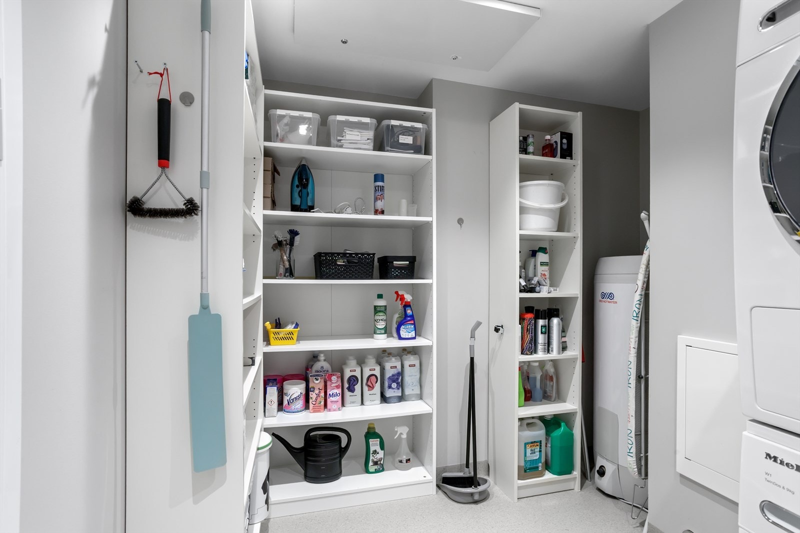 Teknisk rom/bod med opplegg for både vaskemaskin og tørketrommel, samt god hylleplass for praktisk oppbevaring. Galleribilde