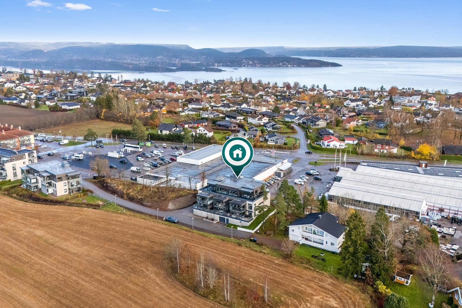 Med nærhet til sentrum, fjellheisen, E18, strand og vakre turområder, kombinerer beliggenheten det beste av byliv og naturopplevelser. Galleribilde