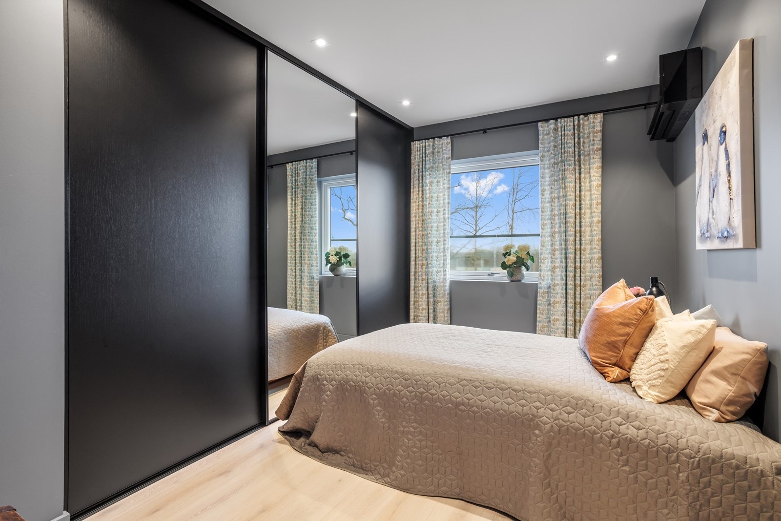 Rommene har mange bruksområder - kontor, hobbyrom, bibliotek eller TV-stue. Det er montert varmepumpe på alle soverommene for effektiv kjøling på sommeren. Galleribilde