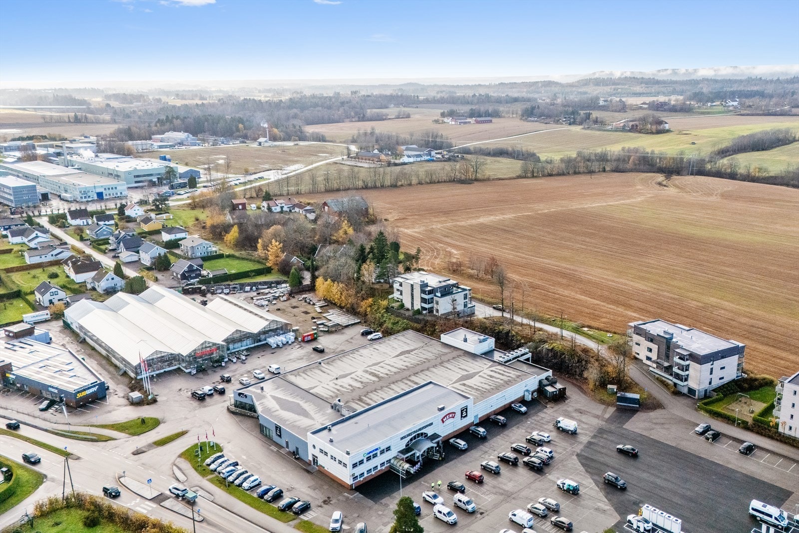 Nærmeste butikksenter er beliggende i umiddelbar nærhet med dagligvarebutikker m/ferskvaredisk, Subway, Normal, dyrlege, apotek, frisør, blomsterbutikk og hagesenter. Galleribilde