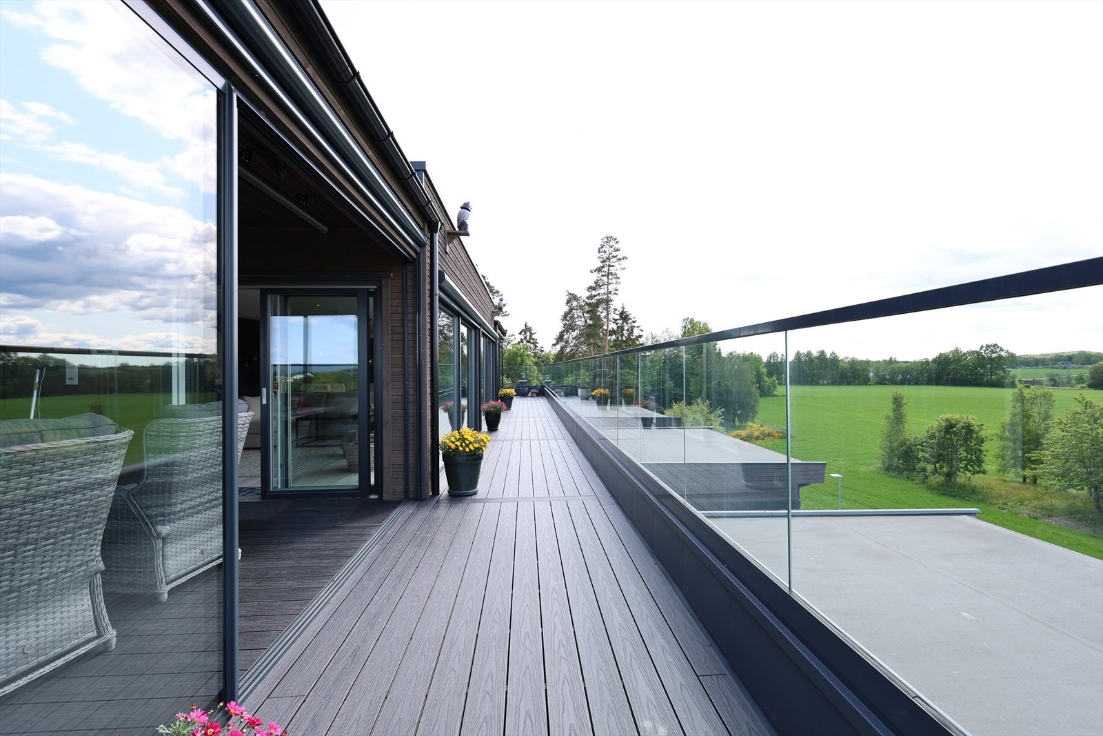 De flotte uteplassene gir rom for flere sittesoner, slik at både familie og gjester kan finne sin egen plass og nyte uteområdet i komfortable omgivelser. Galleribilde