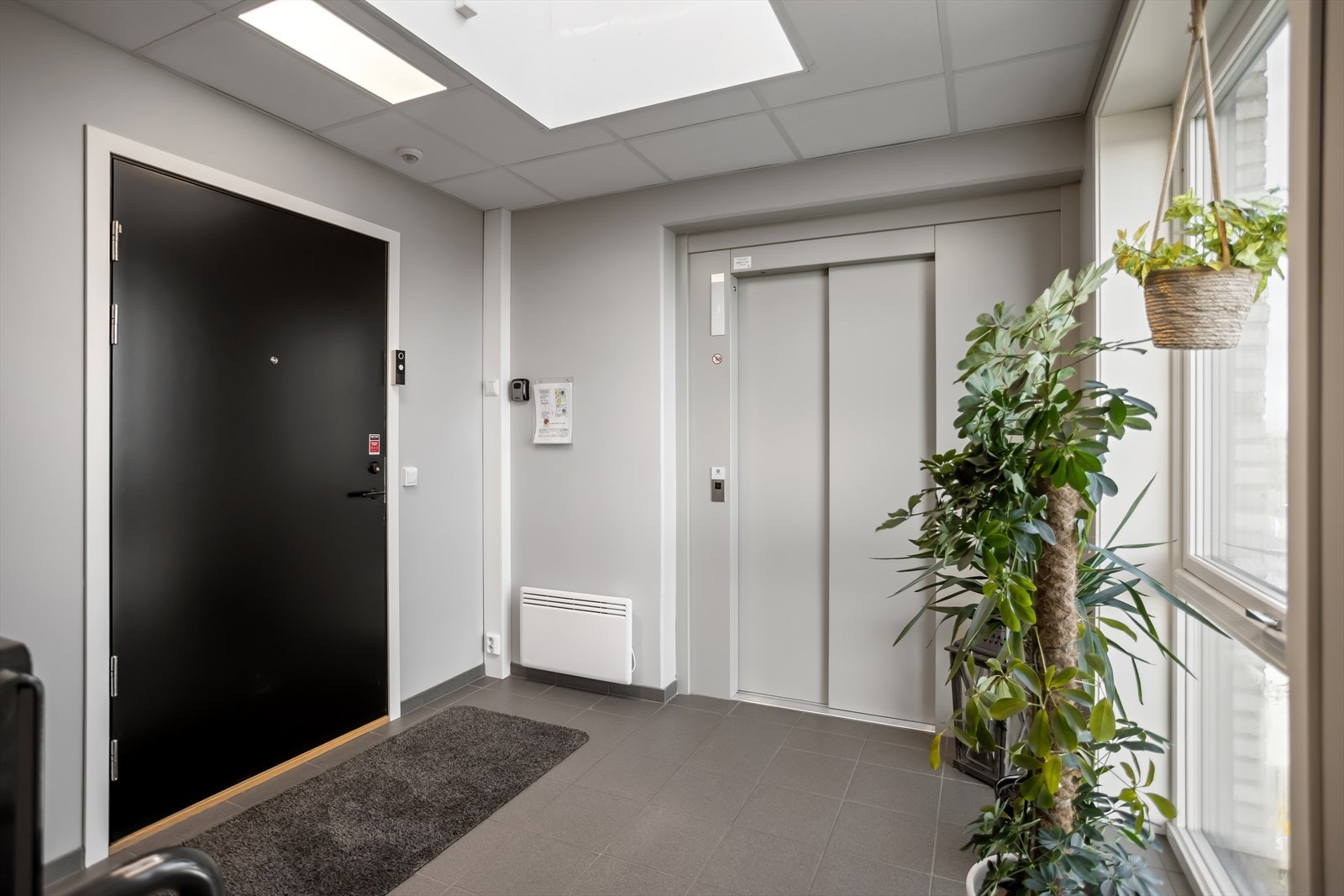 Det er heisadkomst til etasjeplanet. Leiligheten er den eneste som er beliggende i denne etasjen. Galleribilde