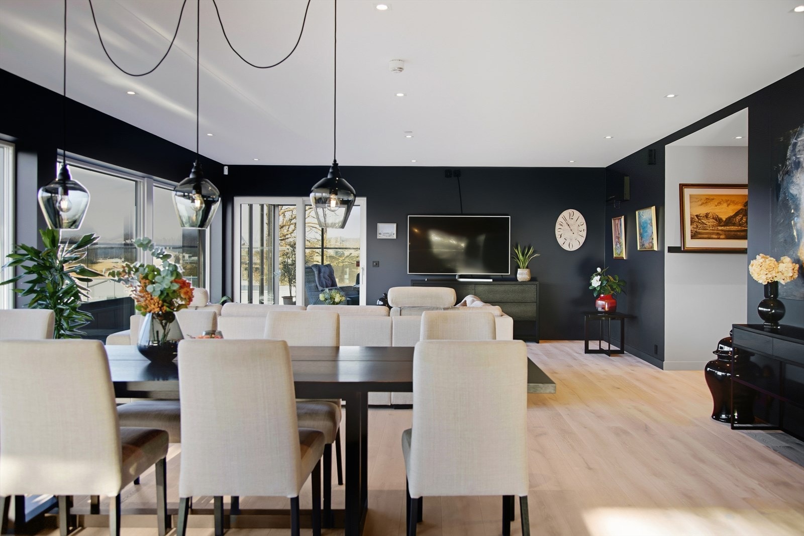 Det er vannbåren gulvvarme i samtlige rom foruten badene. Det er i tillegg montert varmepumpe i stuen for effektiv nedkjøling av rommet. Galleribilde