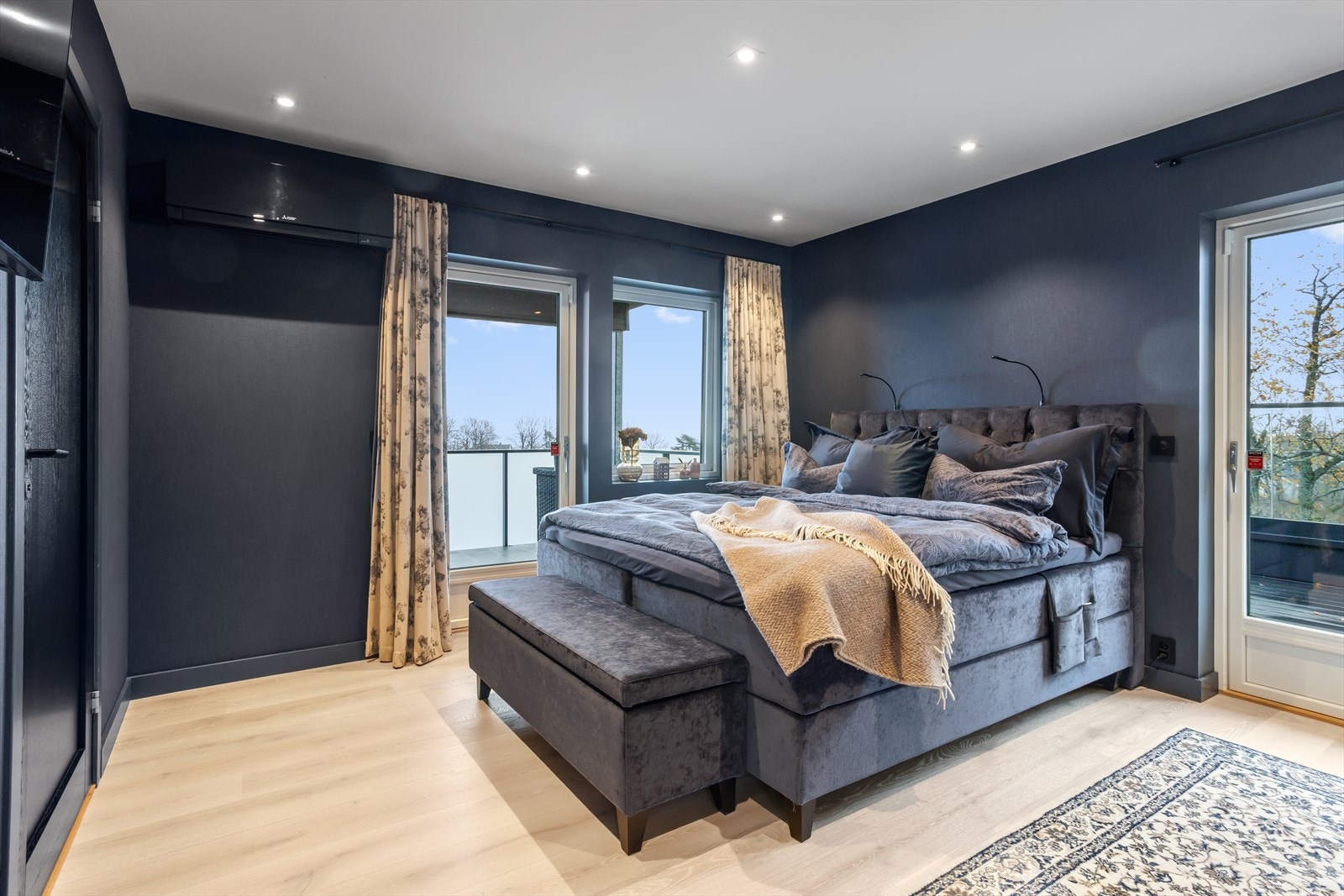 Hovedsoverommet har lekker fargepalett og montert varmepumpe for effektiv nedkjøling av rommet. Galleribilde