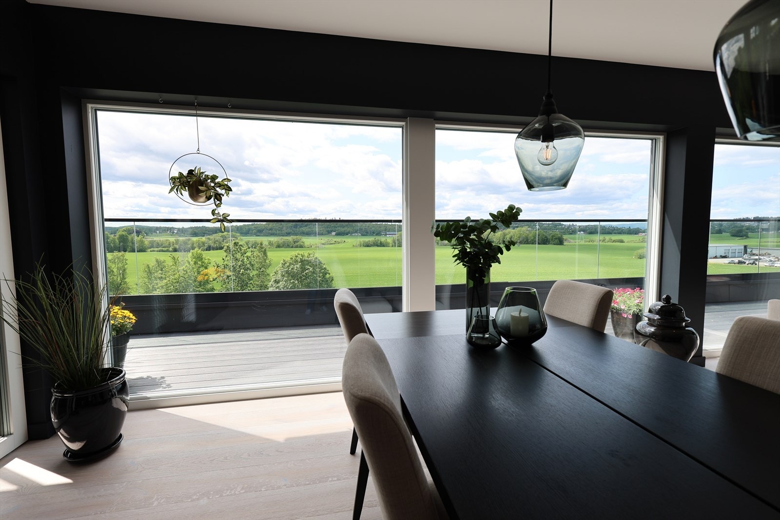 Her kan gode måltider nytes til en fantastisk utsikt. Galleribilde