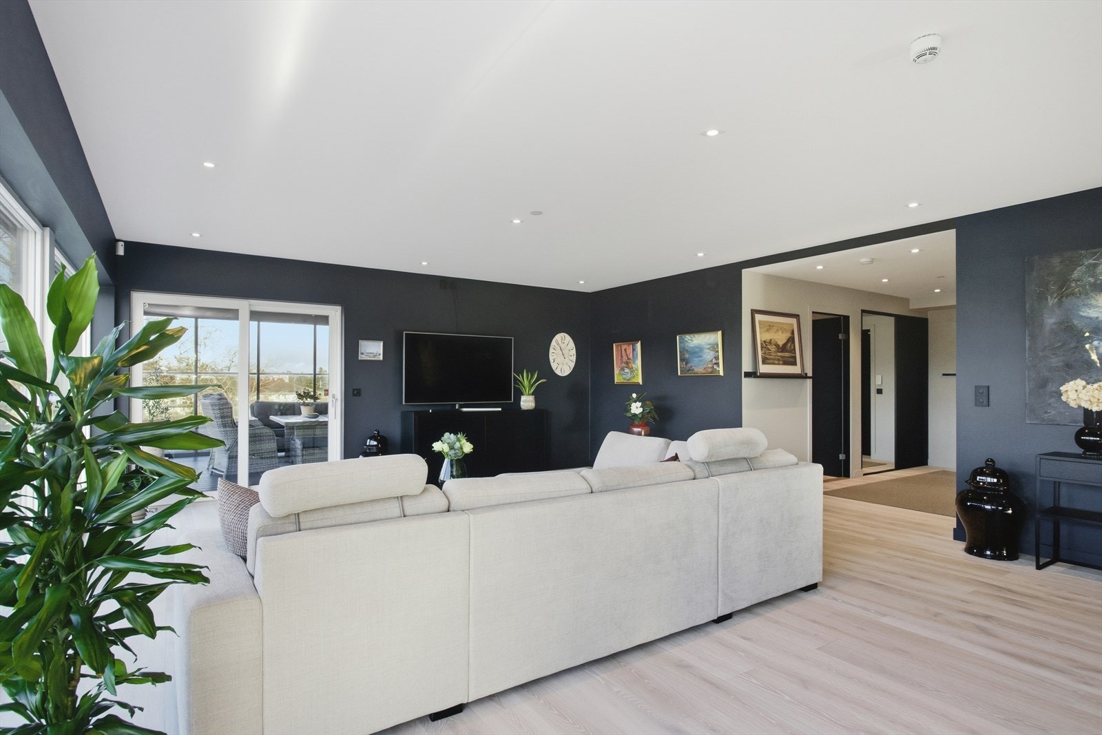 Malte gipsplater i tak kombinert med innfelte lys i samtlige rom gir boligen et moderne og helhetlig uttrykk. Galleribilde