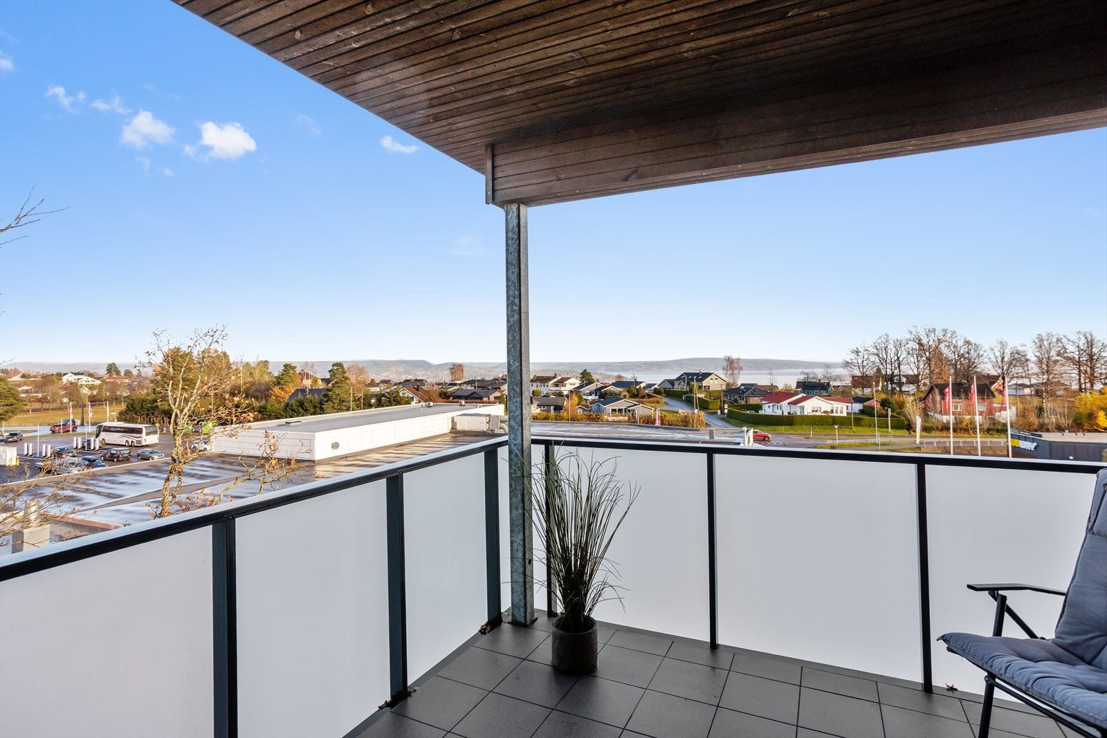 Lys og luftig balkong med god plass til utemøbler. Galleribilde