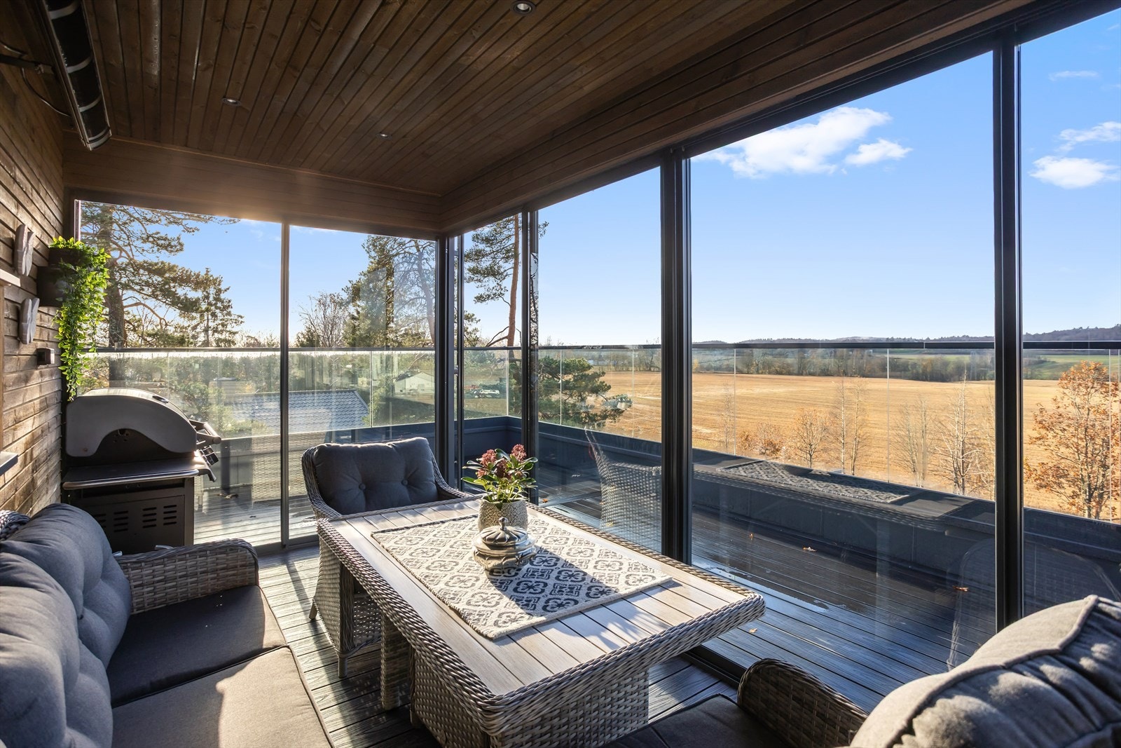 Med to innglassede terrasser på totalt 28 m² får du lune og skjermede uteområder som kan benyttes gjennom store deler av året. Galleribilde