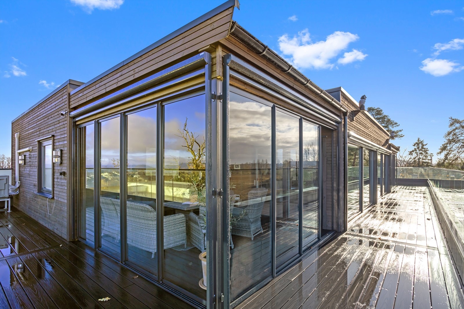 Leiligheten har utgang til to innglassede terrasser på totalt 28 m², samt utgang til åpen terrasse og to balkonger med samlet areal på 111 m². Galleribilde