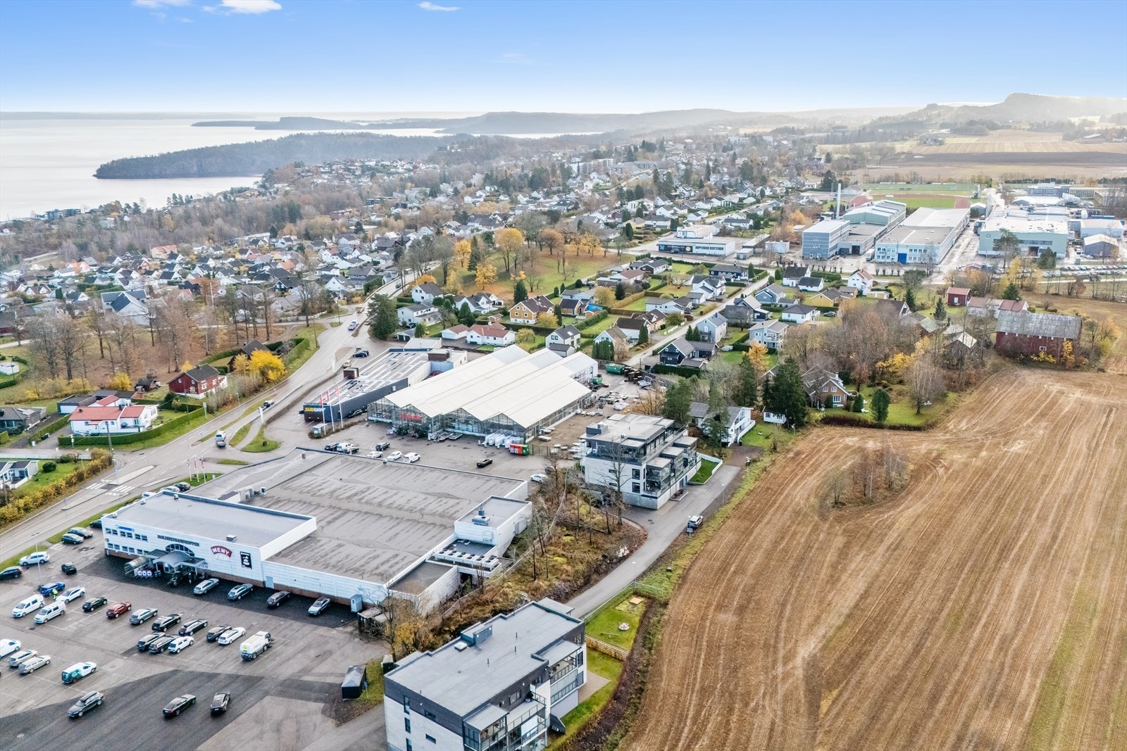 Fra leiligheten er det gangavstand til Holmestrand sentrum som tilbyr et stort utvalg av forretninger, bank, post, caféer/restauranter og underholdningstilbud. Galleribilde