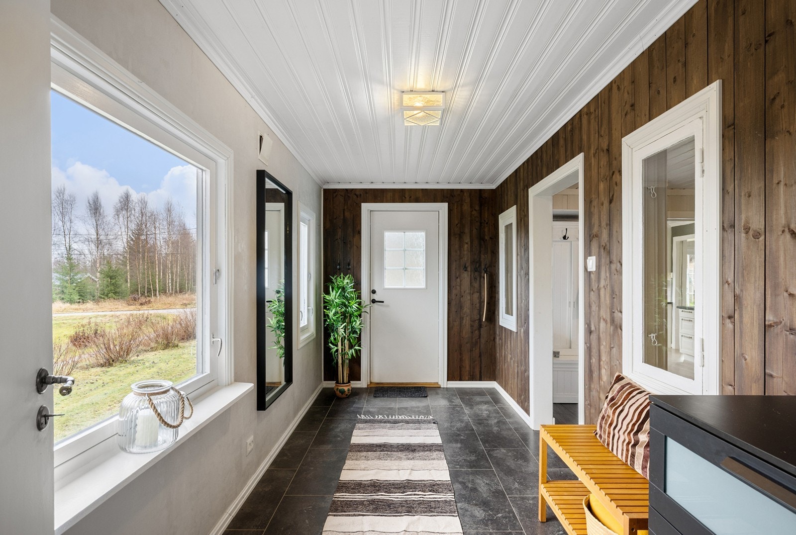 Lys og innbydende entré som ønsker deg velkommen inn i boligen. Galleribilde