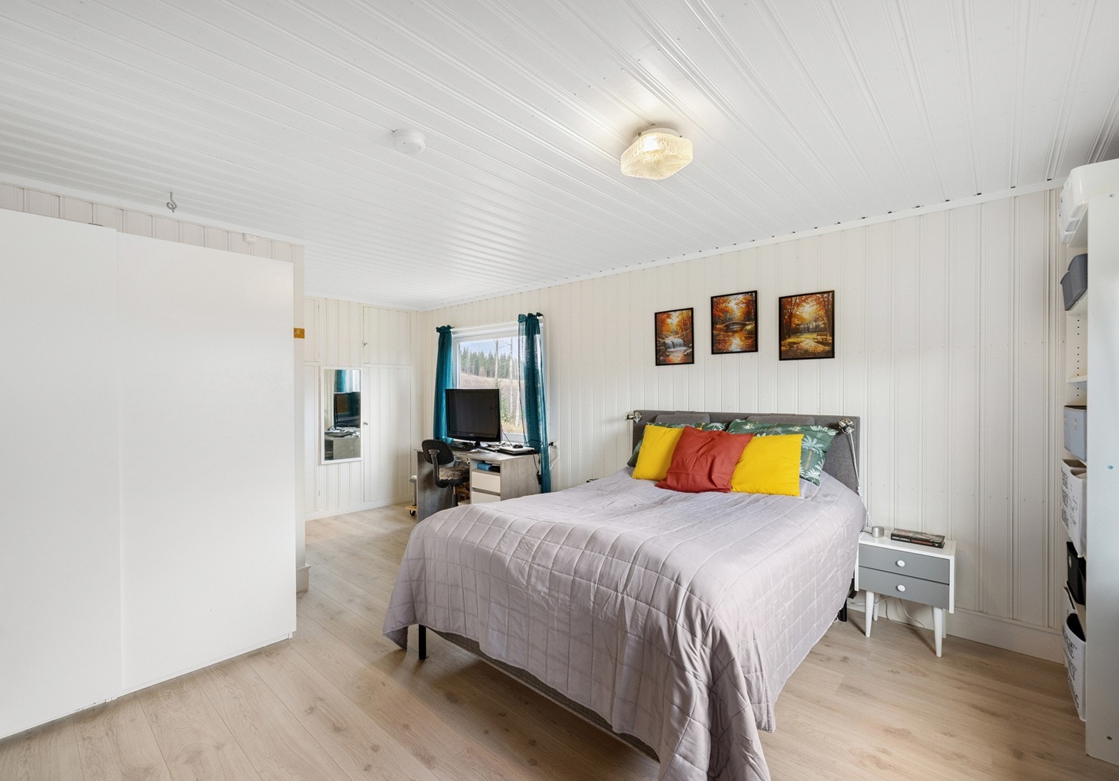 Et komfortabelt soverom med praktiske oppbevaringsløsninger, og enkel adkomst til bad og øvrige rom. Galleribilde