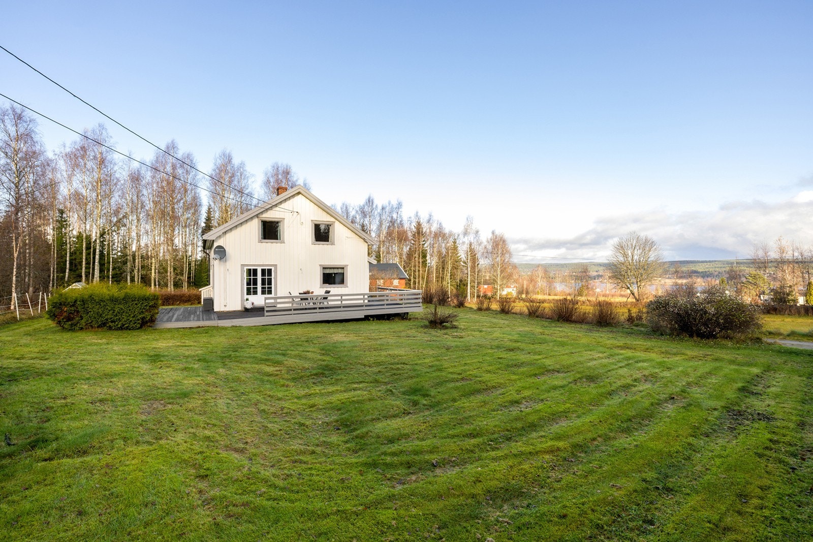 Eiendommen består av et trivelig våningshus med romslig terrasse, hønsehus, dukkestue og en klassisk rød låve. Galleribilde