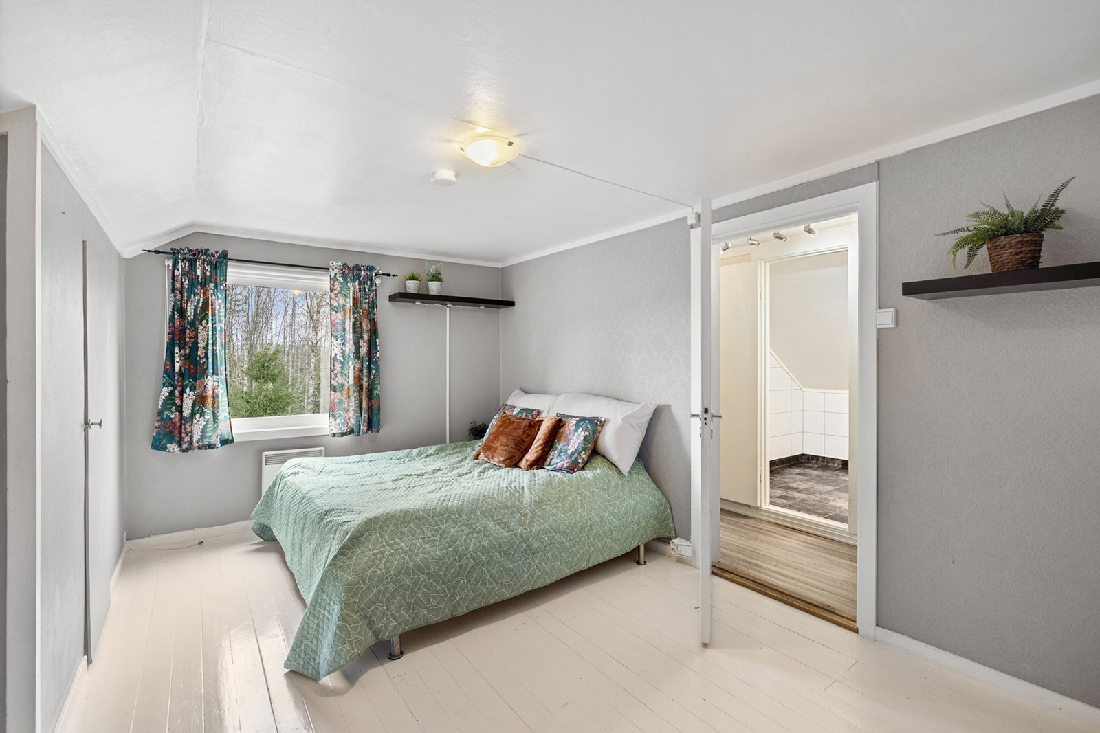 Rommene har lyse overflater som gir en lun og avslappende atmosfære. Galleribilde