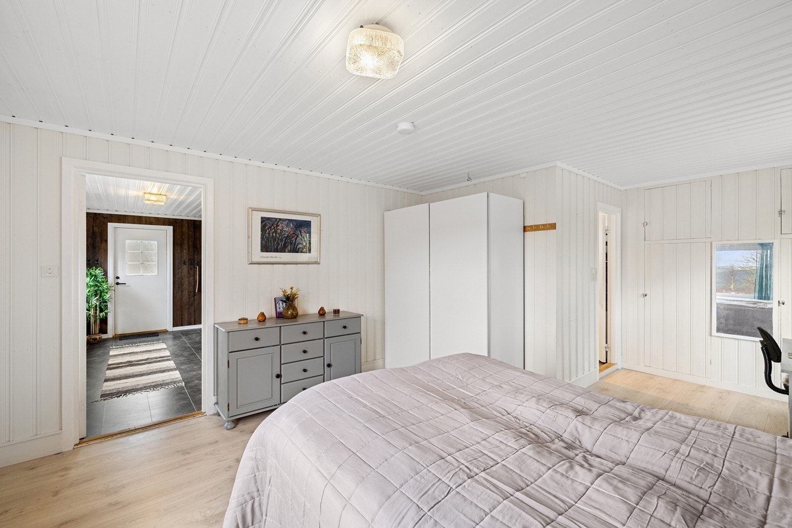 Lyst og romslig soverom i første etasje med god plass til dobbeltseng og tilhørende møbler. Galleribilde