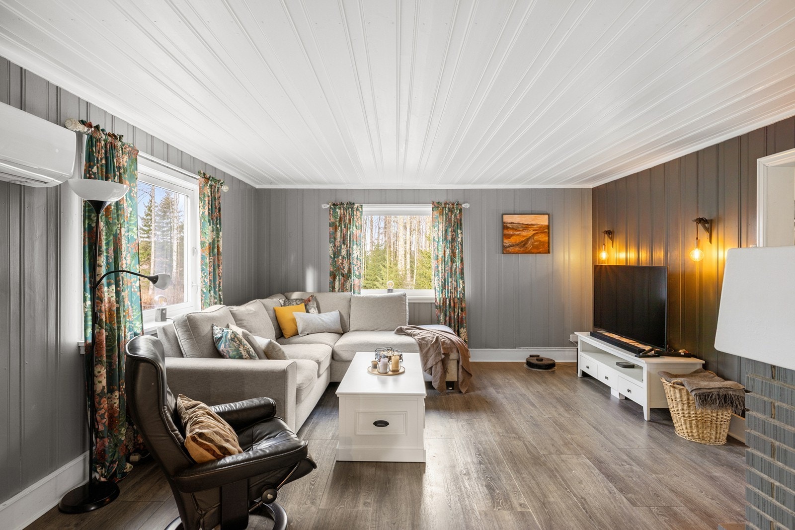 De store vinduene slipper inn rikelig med dagslys og gir flott utsikt mot hagen og naturen utenfor. Galleribilde