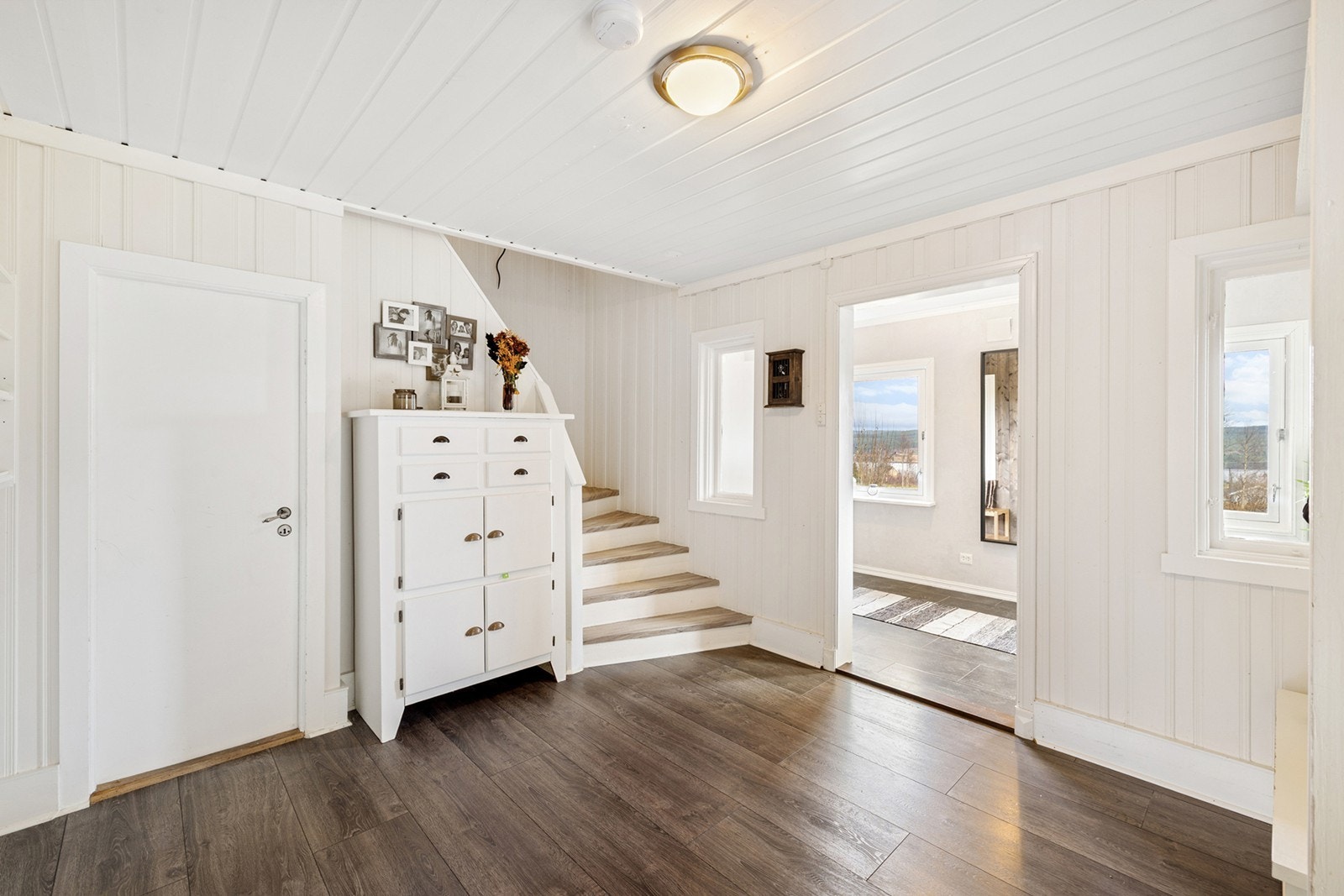 Lys og romslig hall med trapp opp til 2. etasje. Her er det god plass til oppbevaring av yttertøy og møblering etter behov. Galleribilde