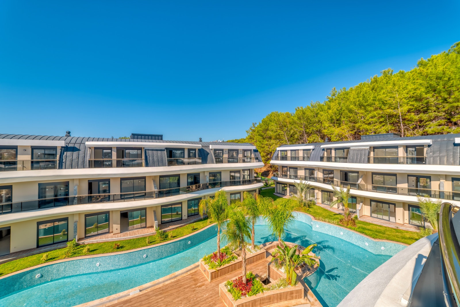 View from 2nd floor balcony towards Pool & Forest Galleribilde