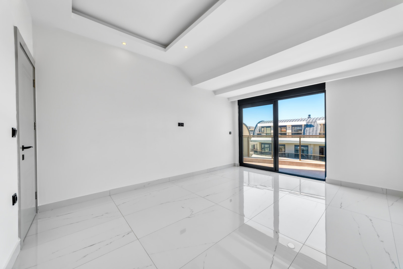 2nd bedroom towards balcony Galleribilde