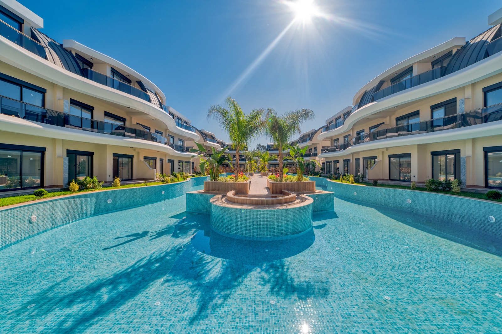 Sunshine all day over the pool Galleribilde