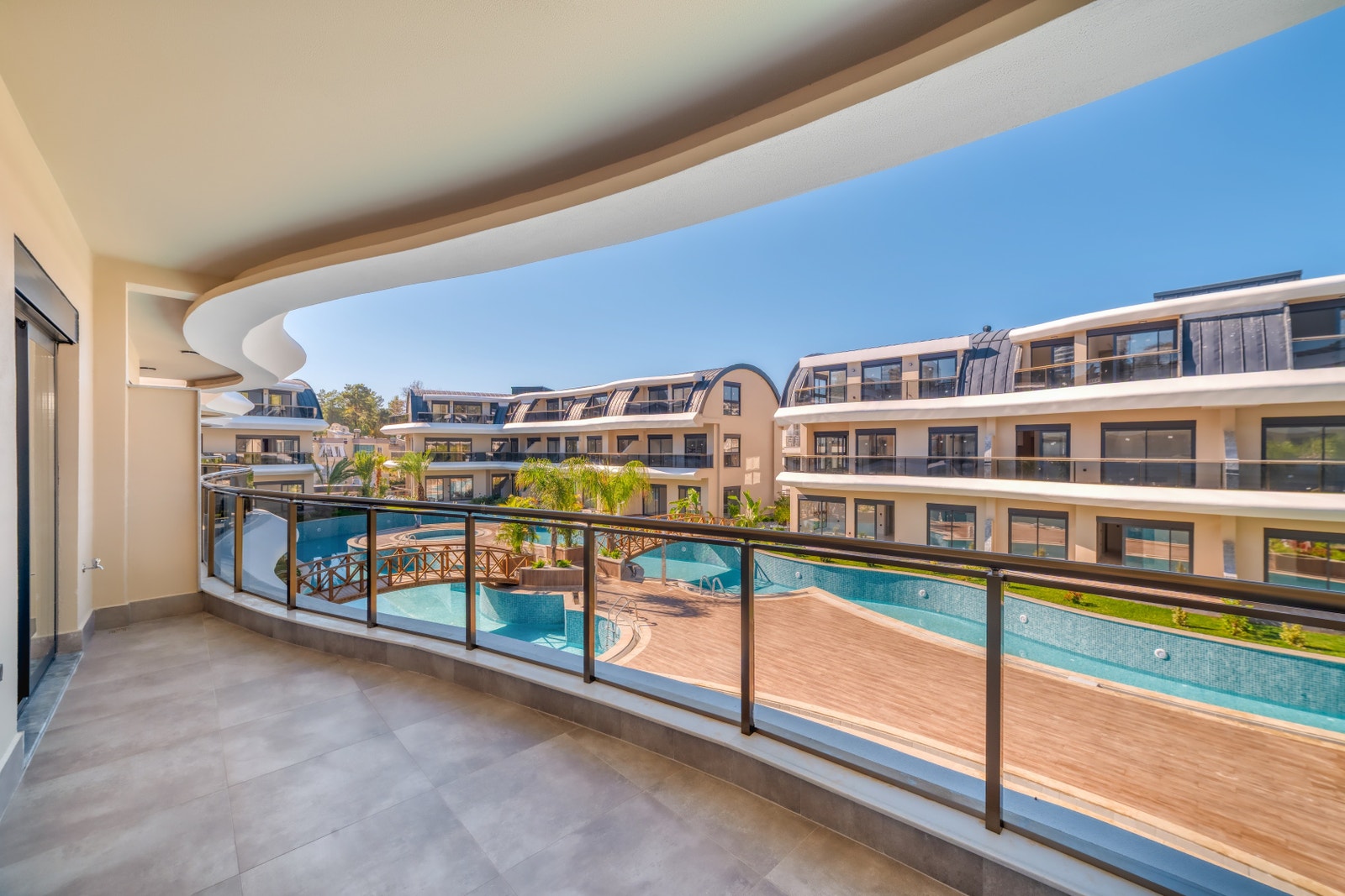 Main balcony on 1st floor towards pool Galleribilde