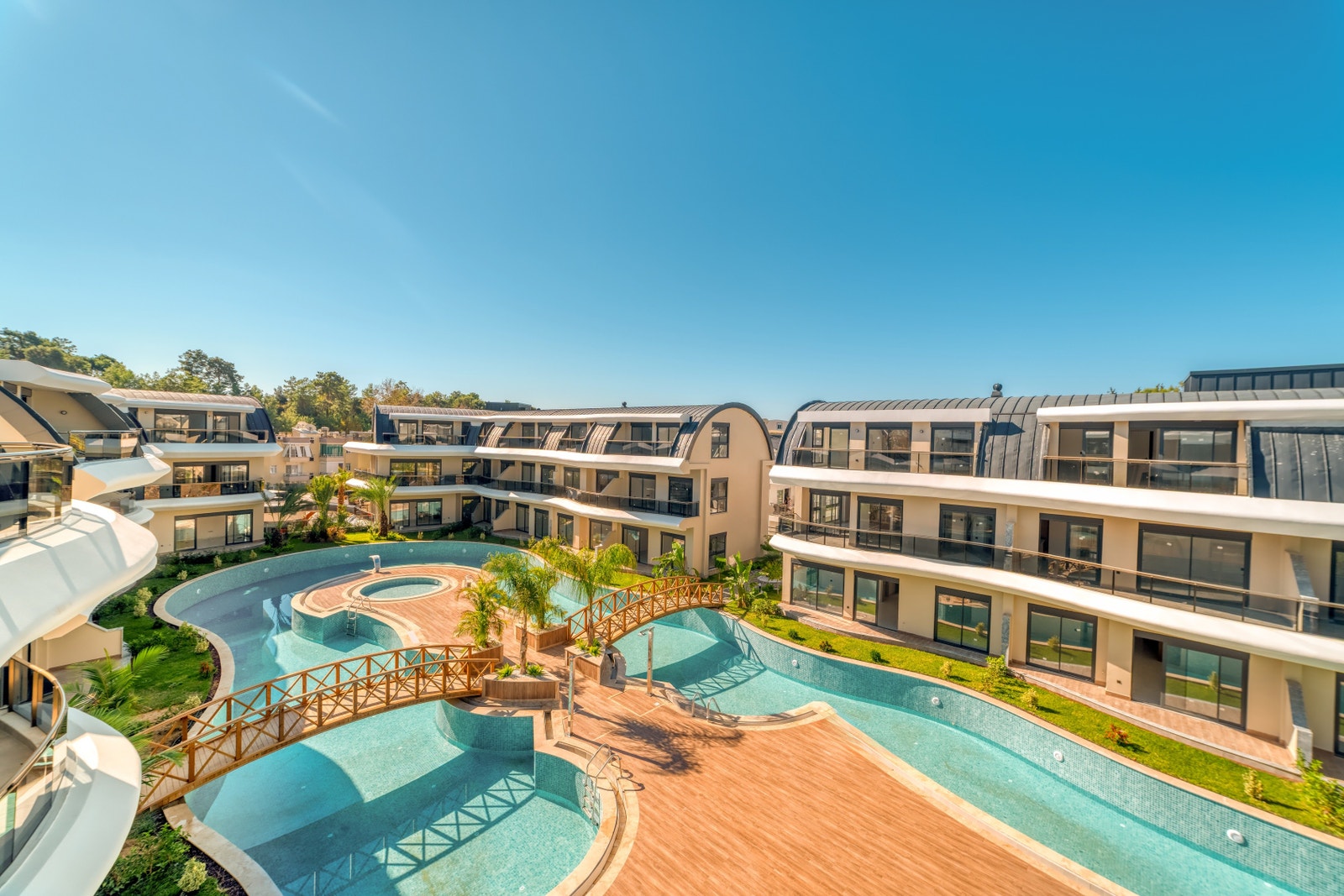 View from 2nd floor balcony towards Pool Galleribilde