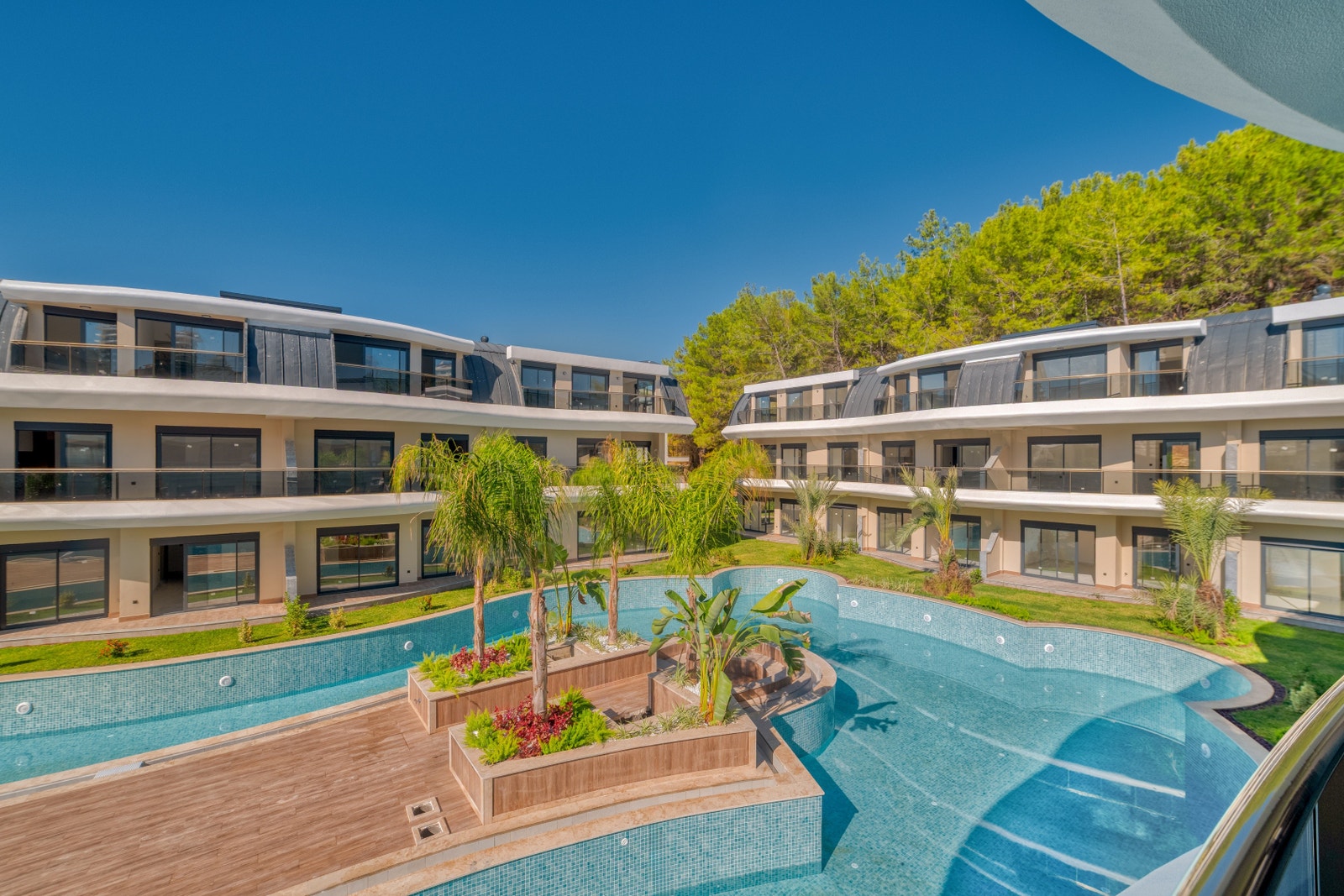 Pool & Foest view from 1st floor balcony Galleribilde