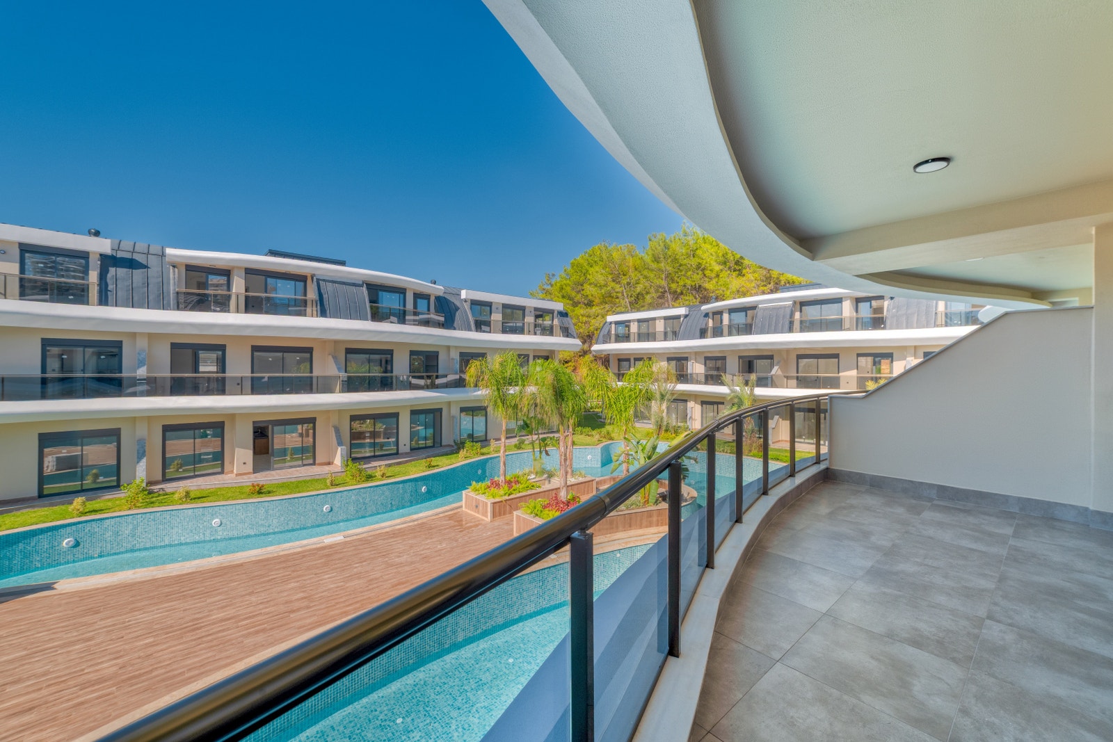 Main balcony on 1st floor towards forest Galleribilde