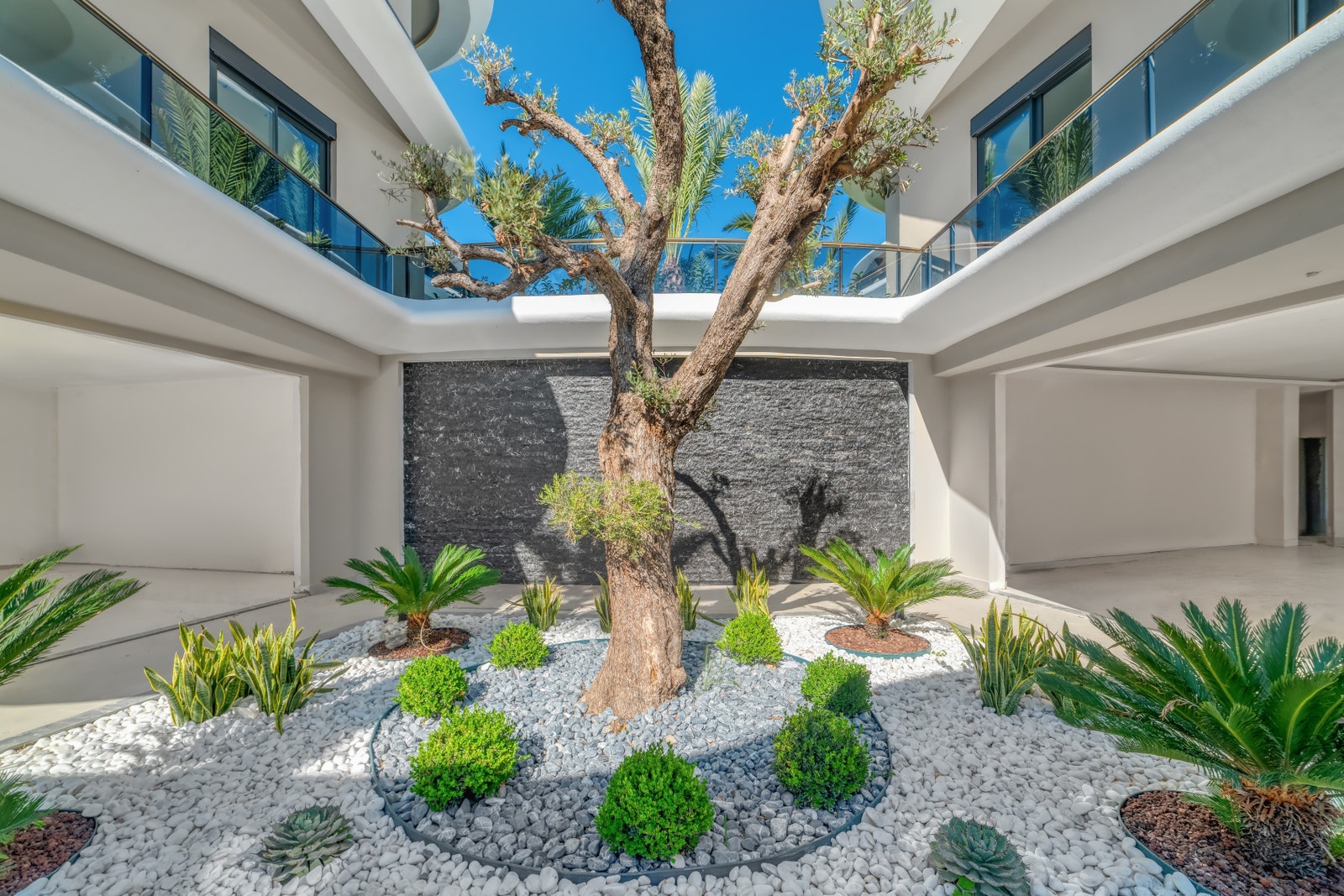 Entrance to reception area Galleribilde