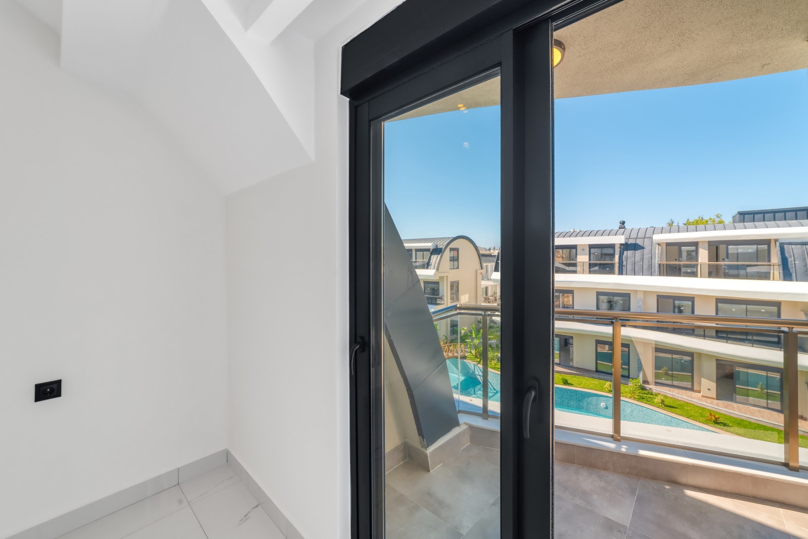 1st Bedroom access towards 2nd balcony Galleribilde
