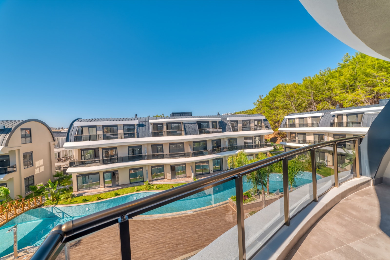 View from 2nd floor balcony towards Pool & Forest Galleribilde