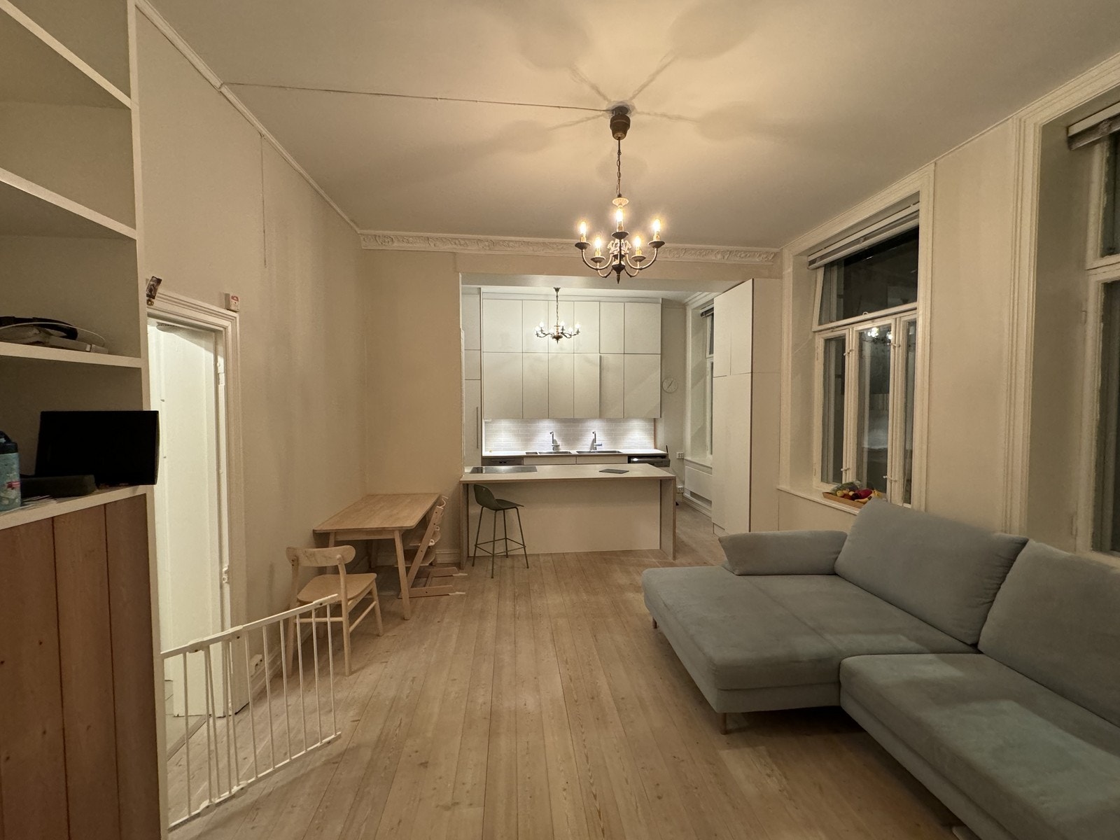 Åpen løsning mellom stue og kjøkken. Galleribilde