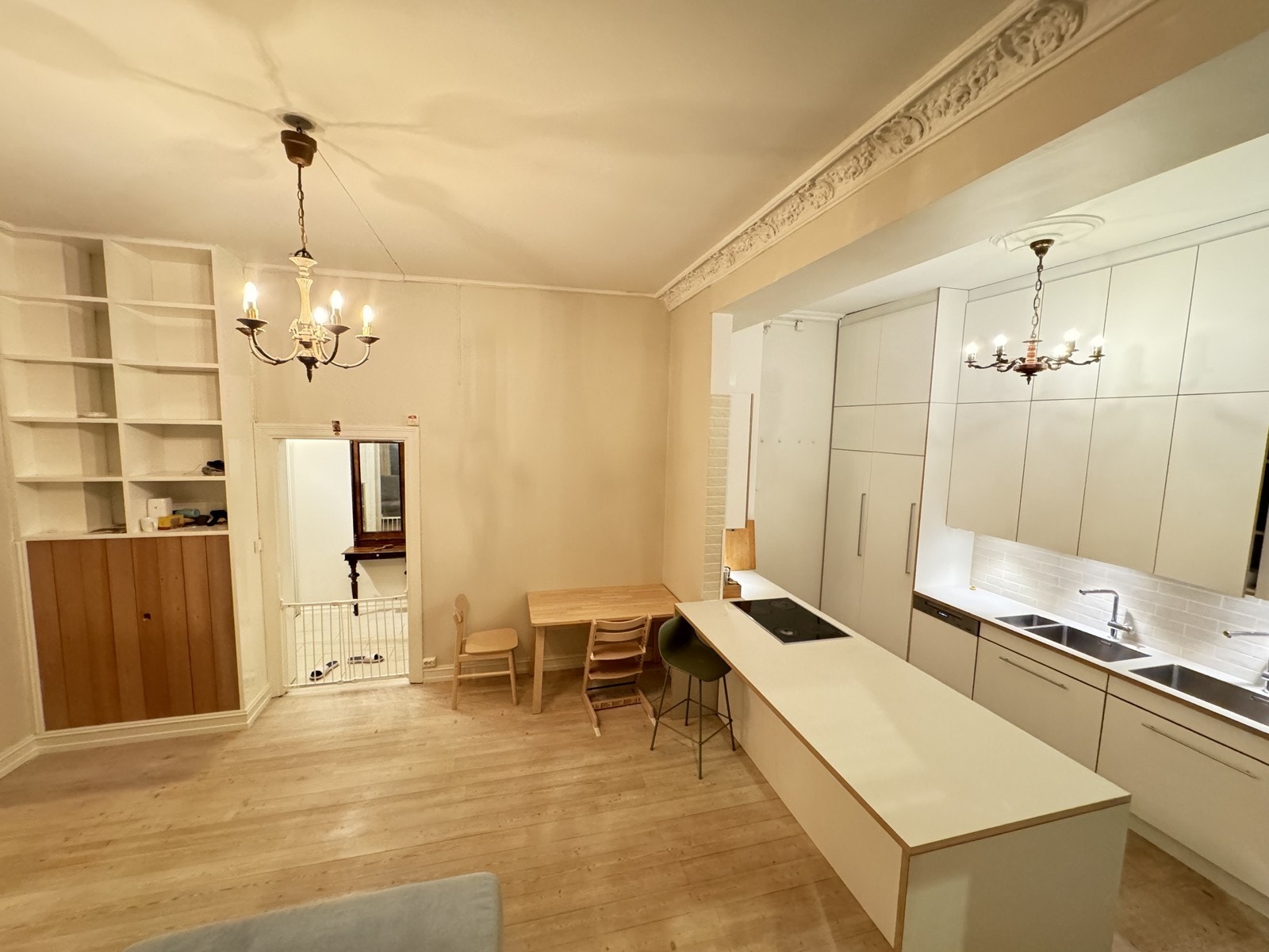 Kombinert stue og kjøkken. Integrert oppvaskmaskin x2, kombiskap, og komfyr og koketopp følger med. Galleribilde